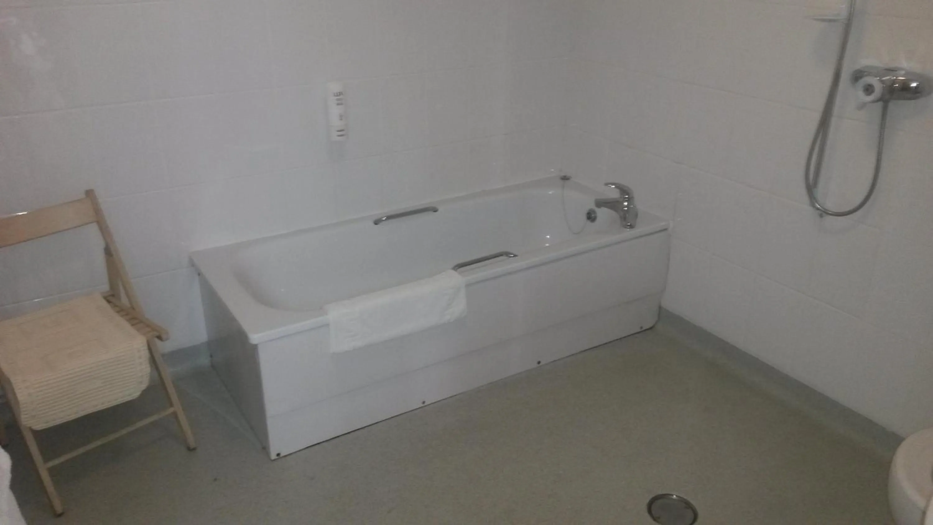 Bathroom in The Gilvenbank Hotel