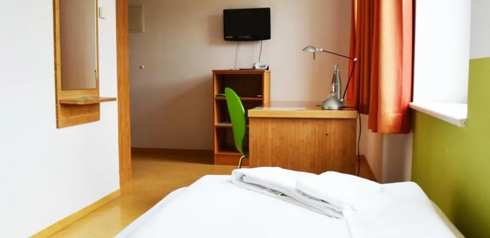 Photo of the whole room, Bed in Ecoinn