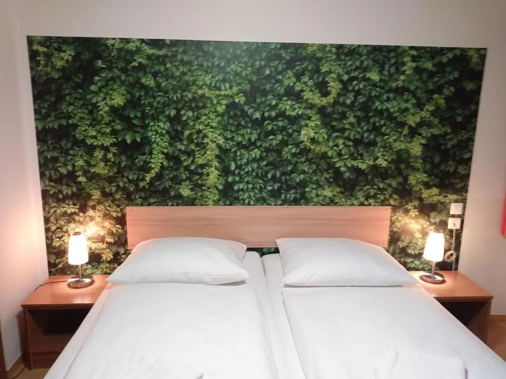 Photo of the whole room, Bed in Ecoinn