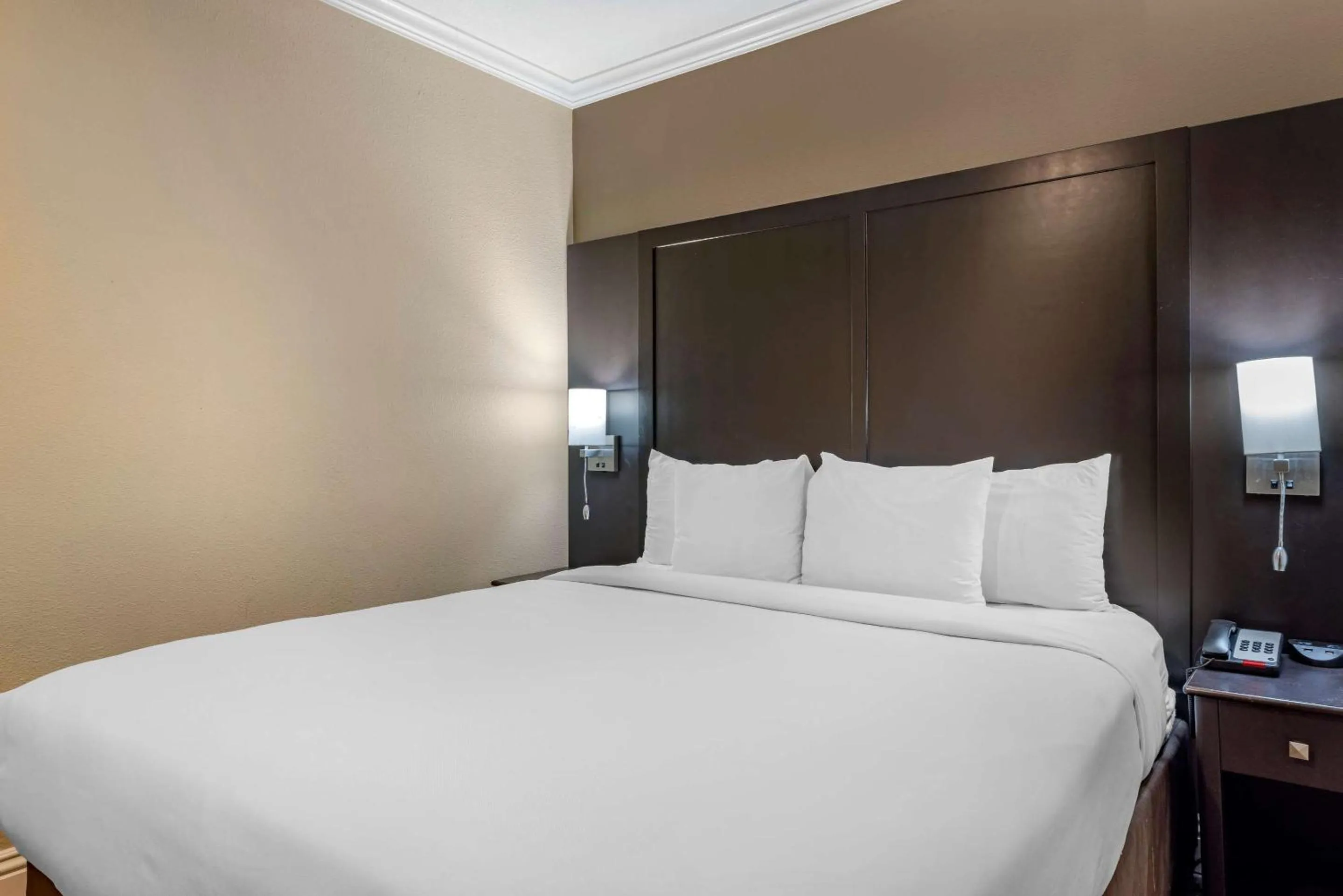 Bedroom, Bed in Comfort Inn & Suites Huntington Beach