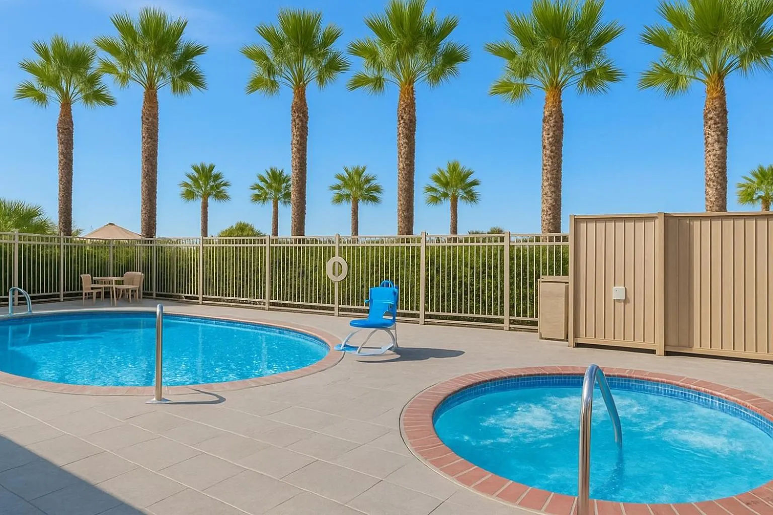 Swimming pool in Comfort Inn & Suites Huntington Beach