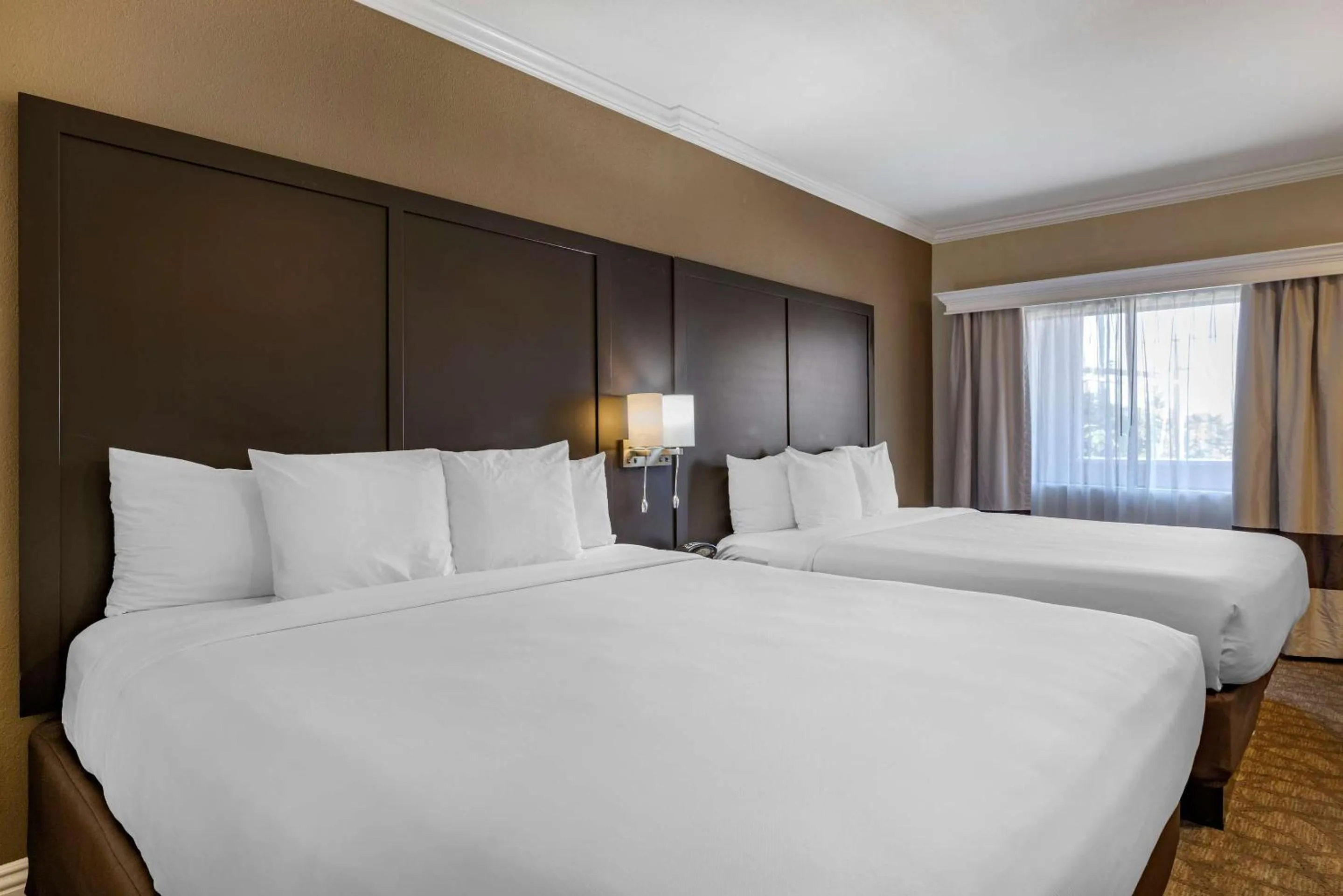 Bedroom, Bed in Comfort Inn & Suites Huntington Beach