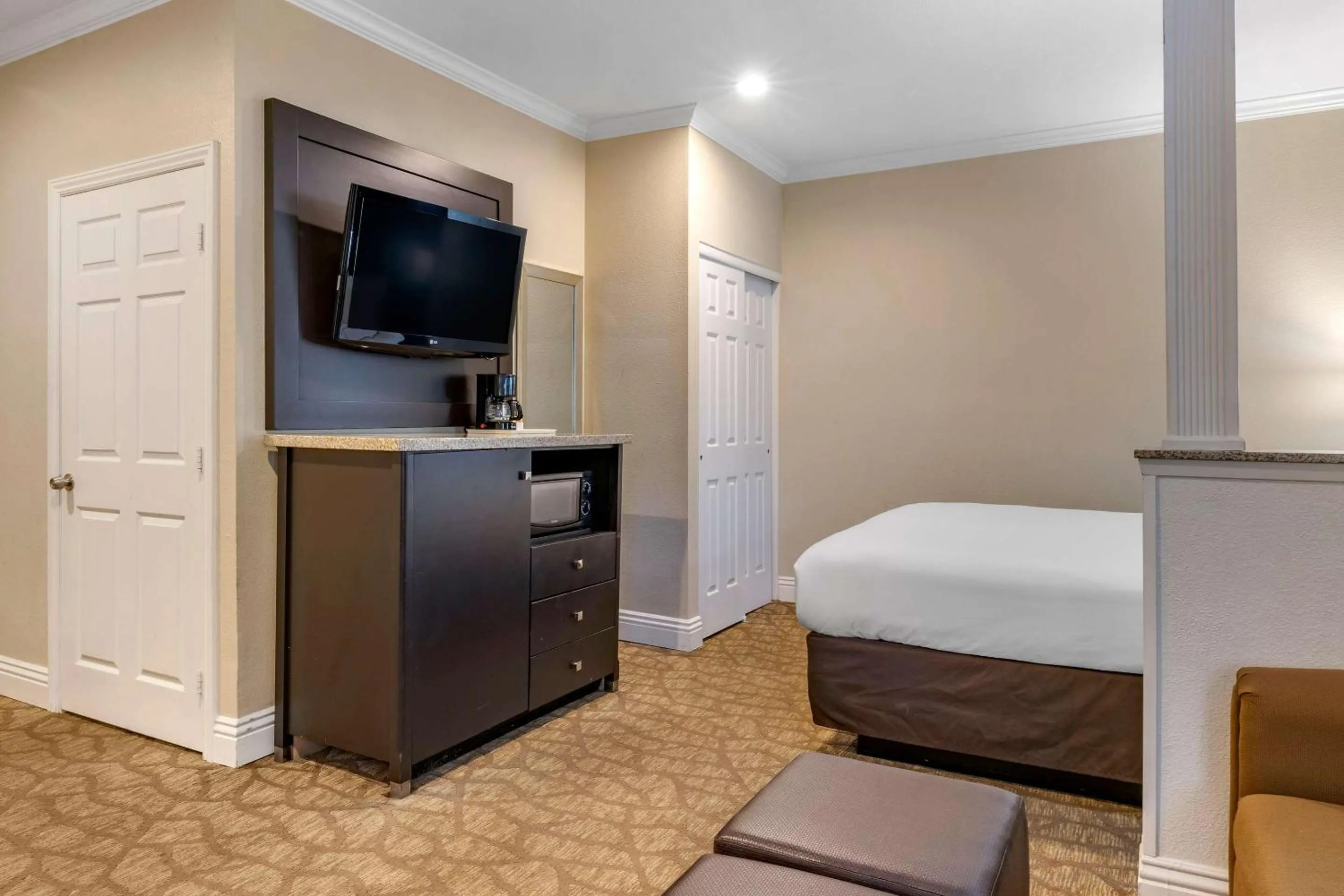 Bedroom, Bed in Comfort Inn & Suites Huntington Beach