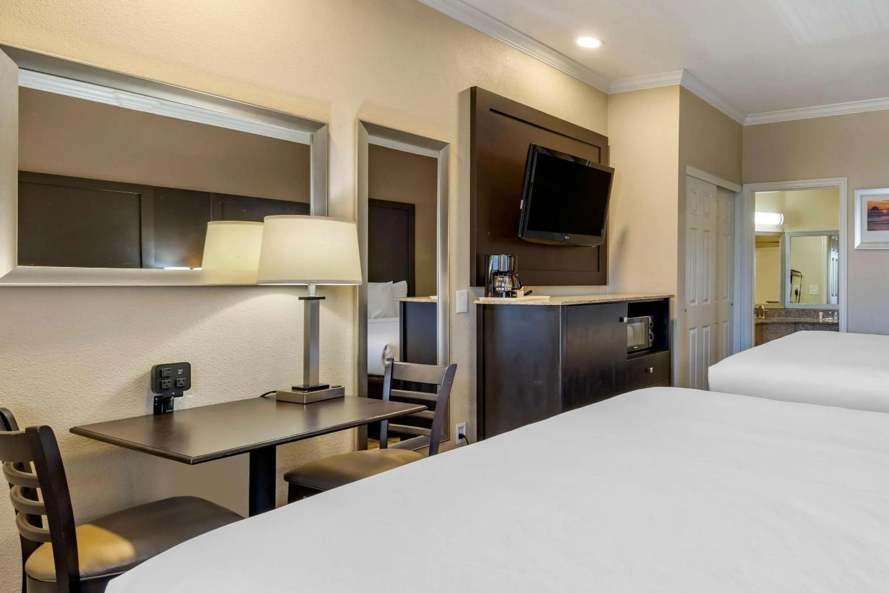Bedroom, Bed in Comfort Inn & Suites Huntington Beach