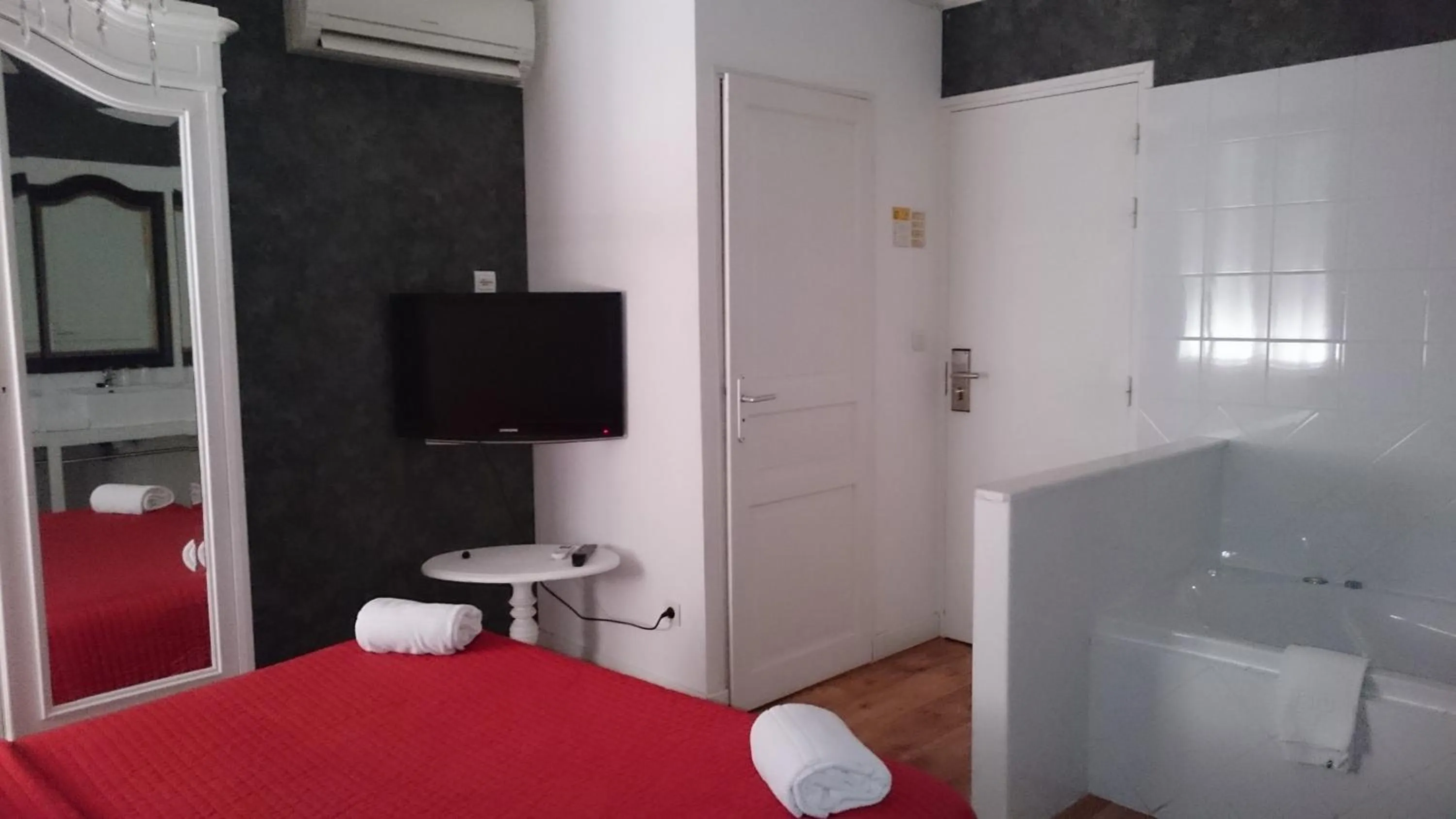 Photo of the whole room, Bed in Hotel Le 5