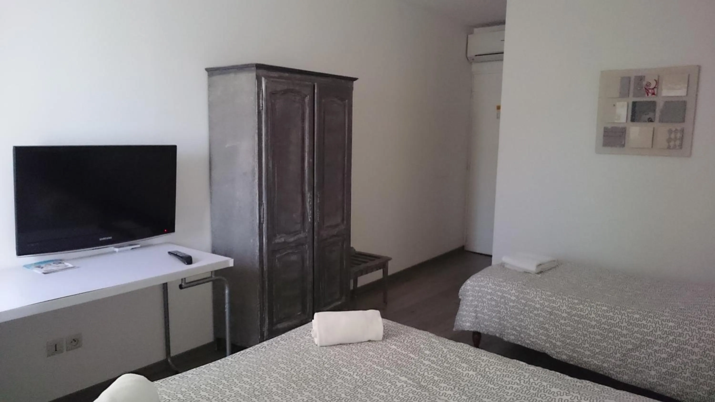 Photo of the whole room, Bed in Hotel Le 5