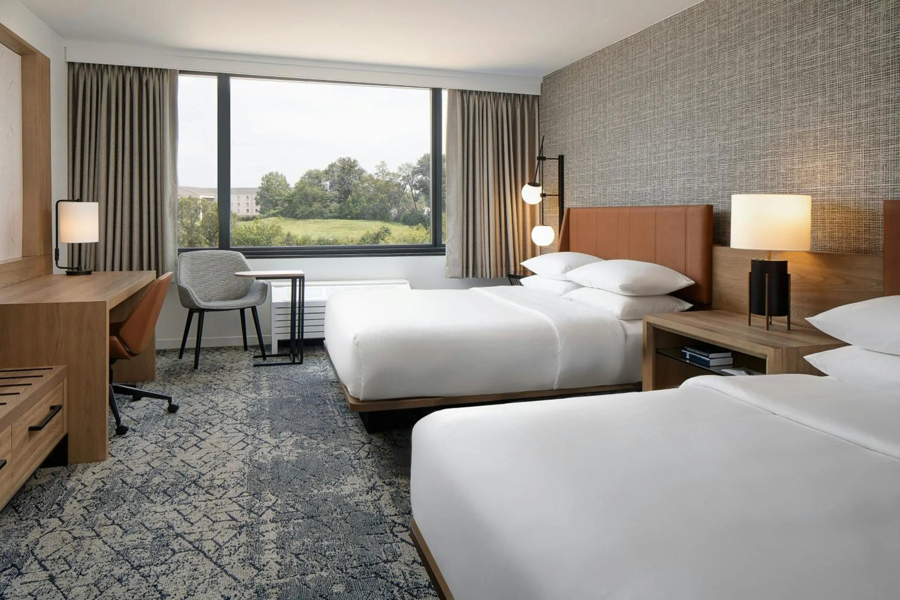 Photo of the whole room, Bed in Sheraton Westport Plaza