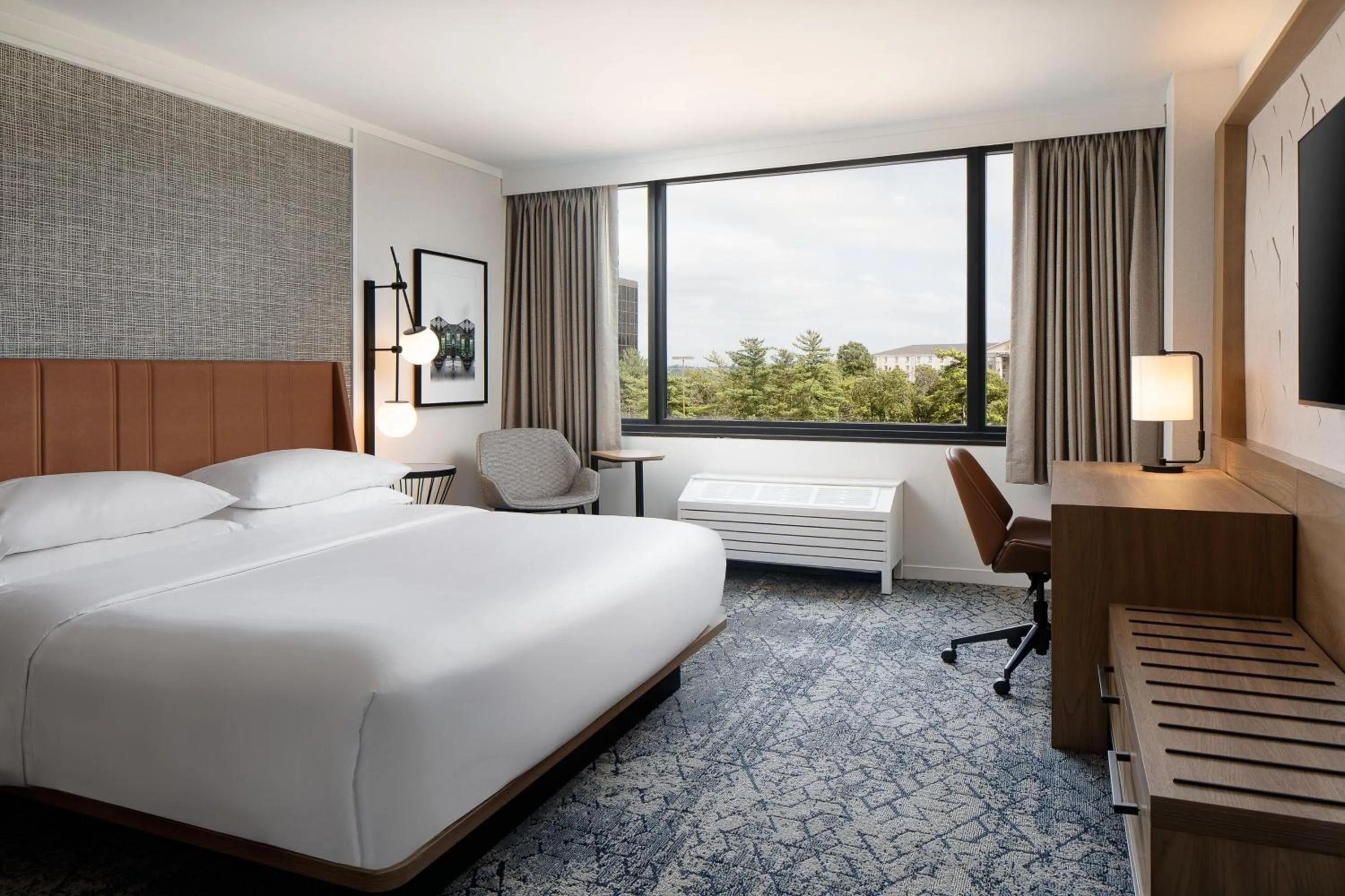 Photo of the whole room, Bed in Sheraton Westport Plaza