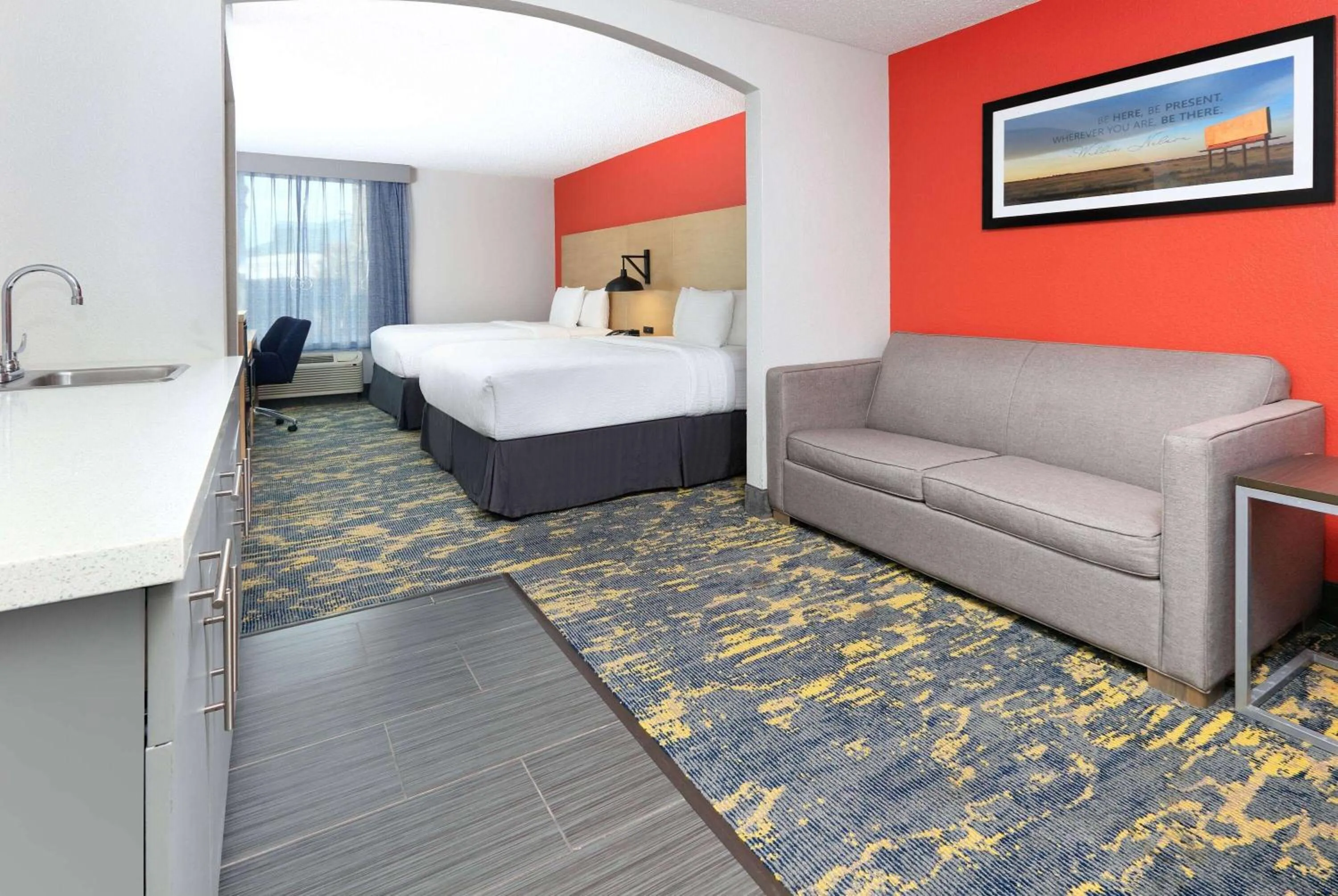 Photo of the whole room, Bed in La Quinta by Wyndham Dallas - Las Colinas