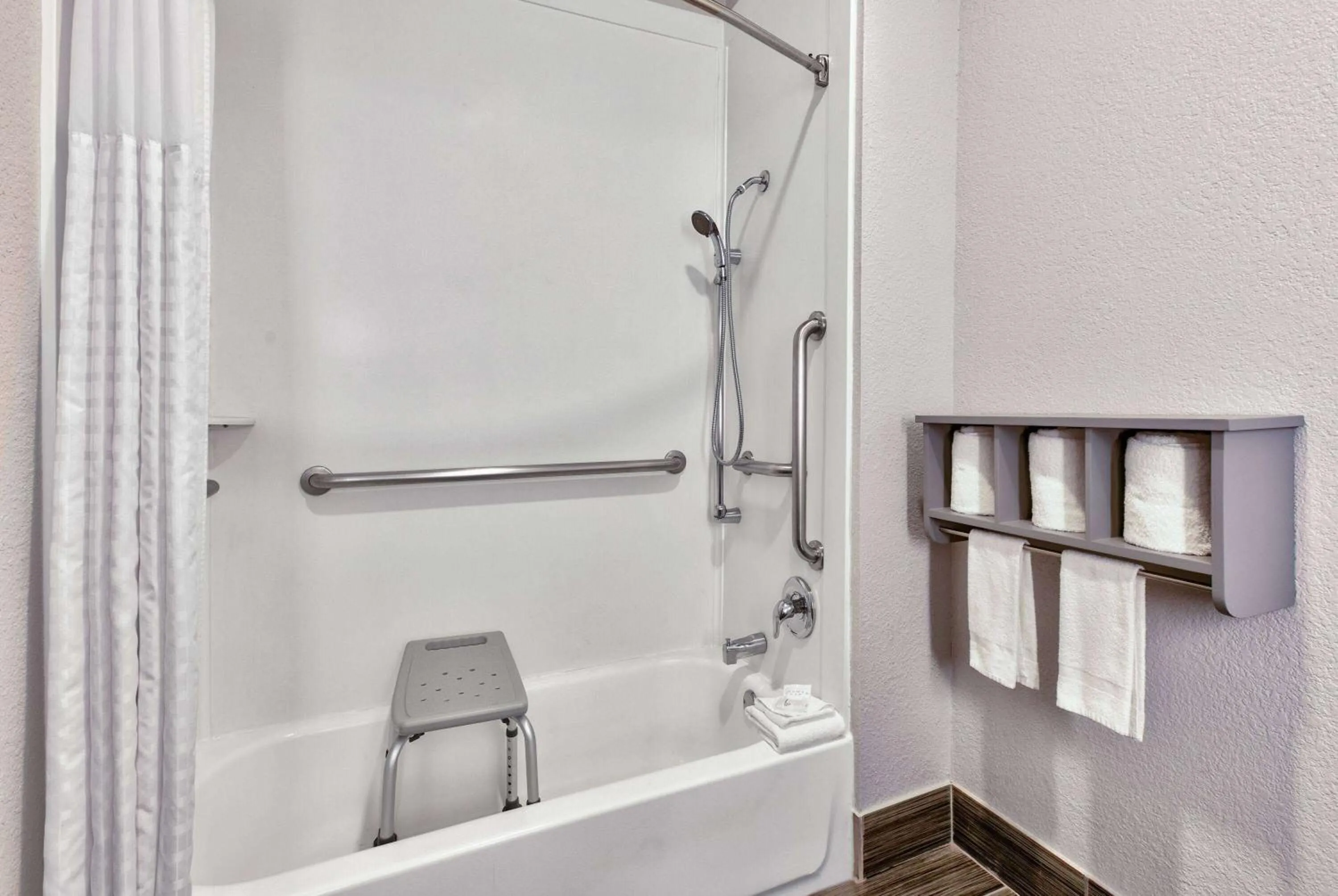 Bathroom in La Quinta by Wyndham Dallas - Las Colinas