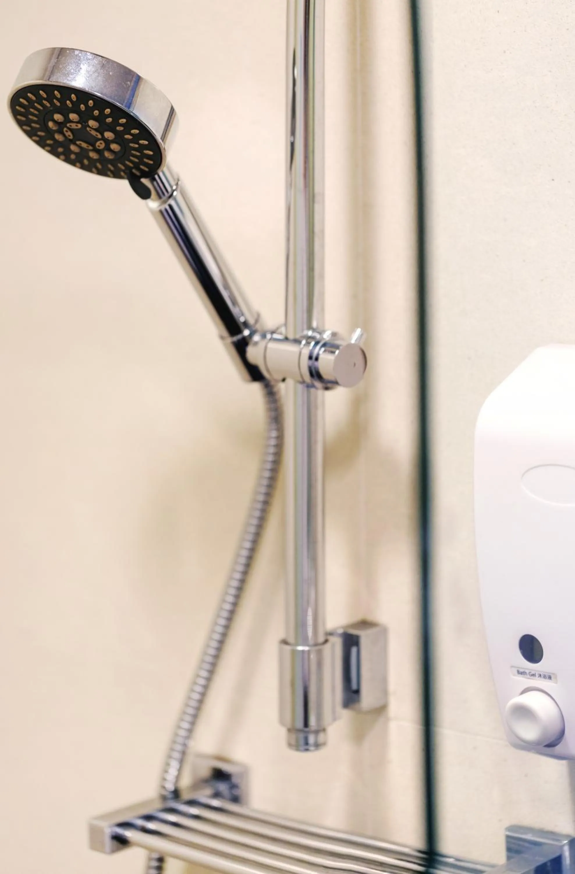 Shower in Harbour Plaza 8 Degrees