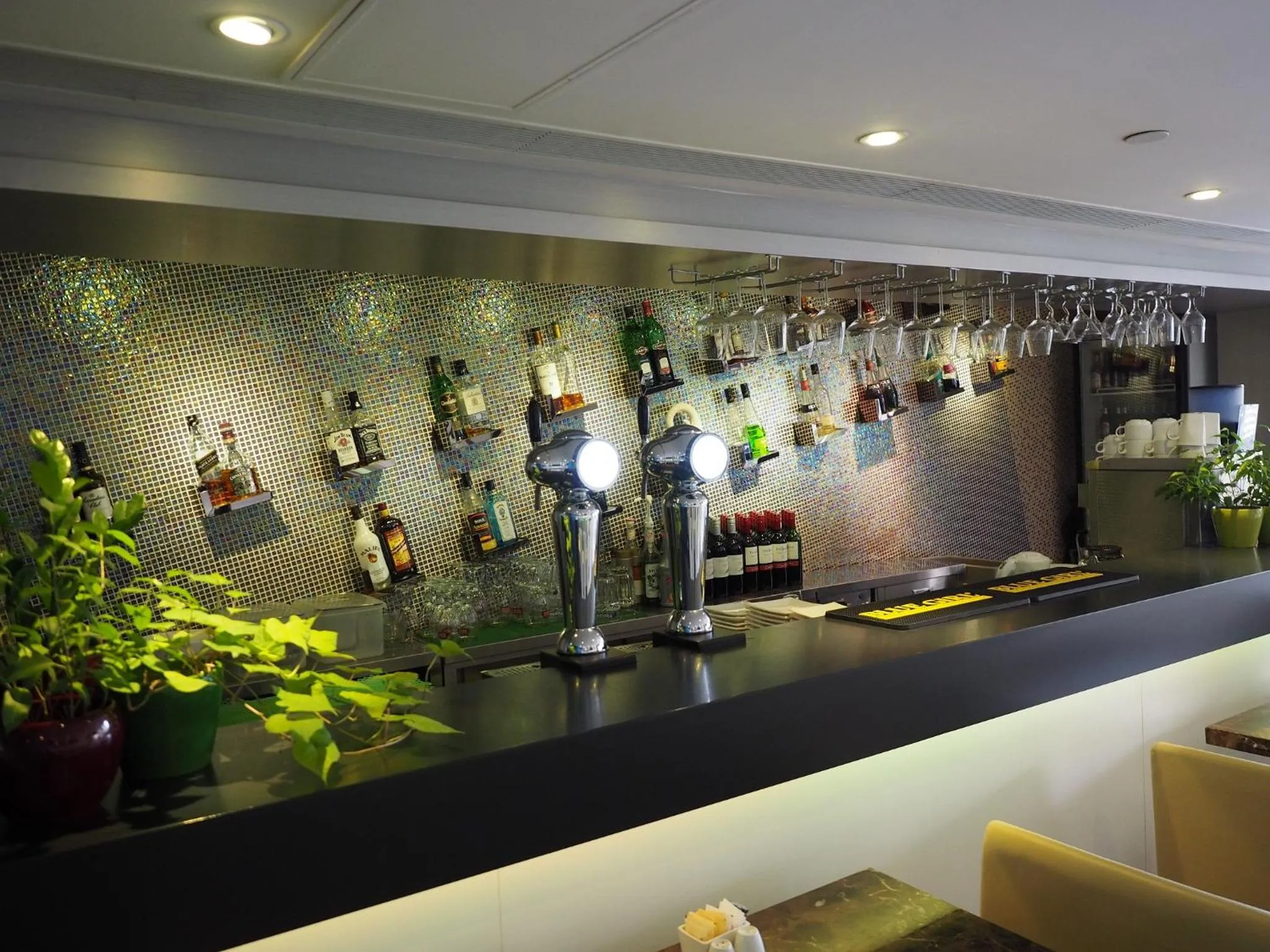 Lounge or bar in Harbour Plaza 8 Degrees