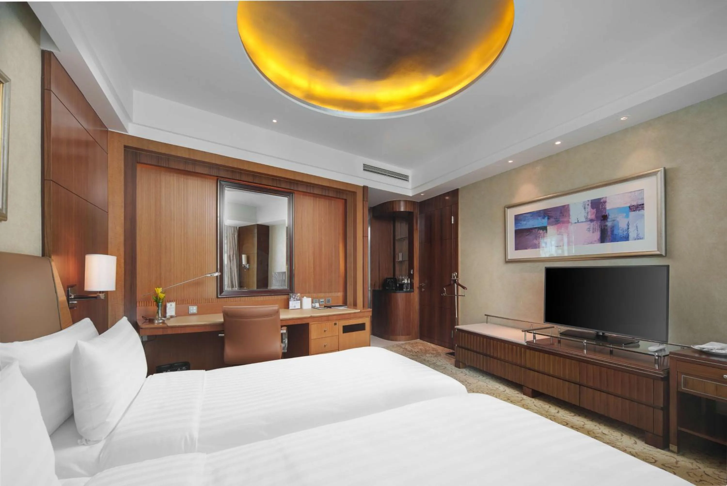 Bedroom, Bed in Pudong Shangri-La, Shanghai