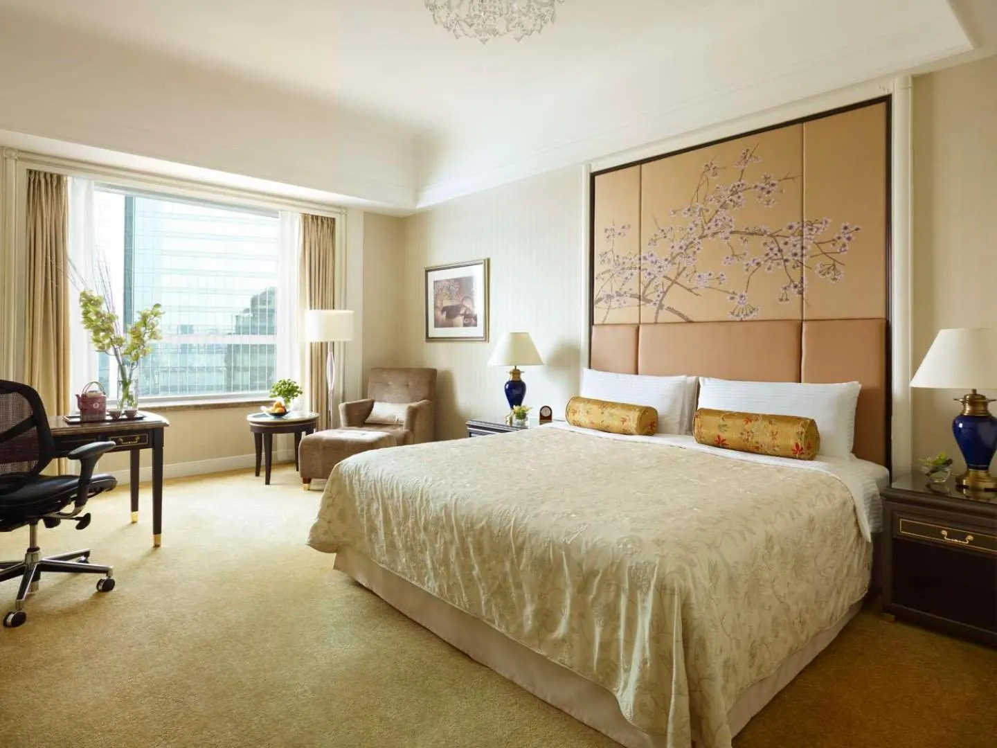 Bedroom, Bed in Pudong Shangri-La, Shanghai