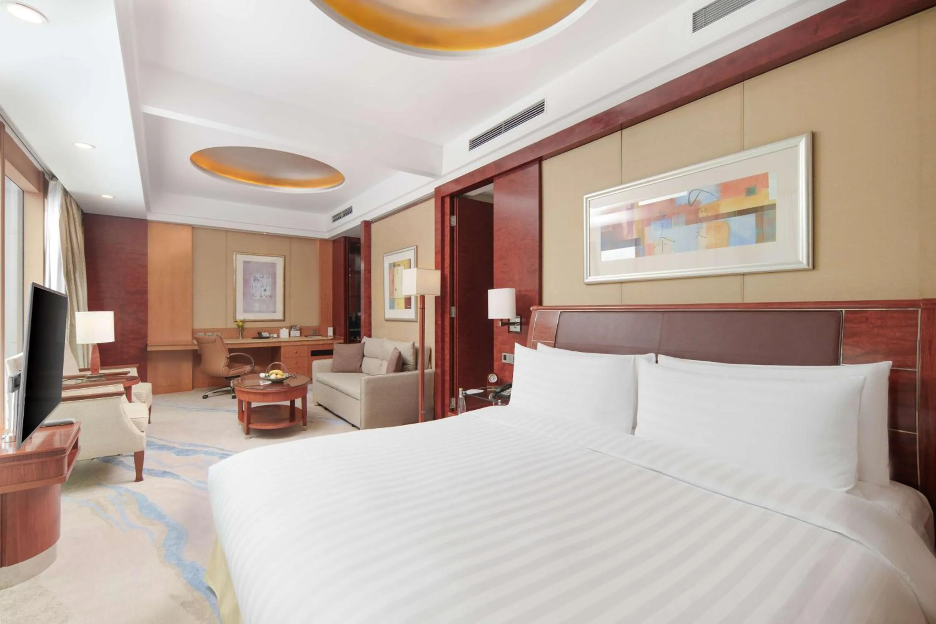 Bedroom, Bed in Pudong Shangri-La, Shanghai