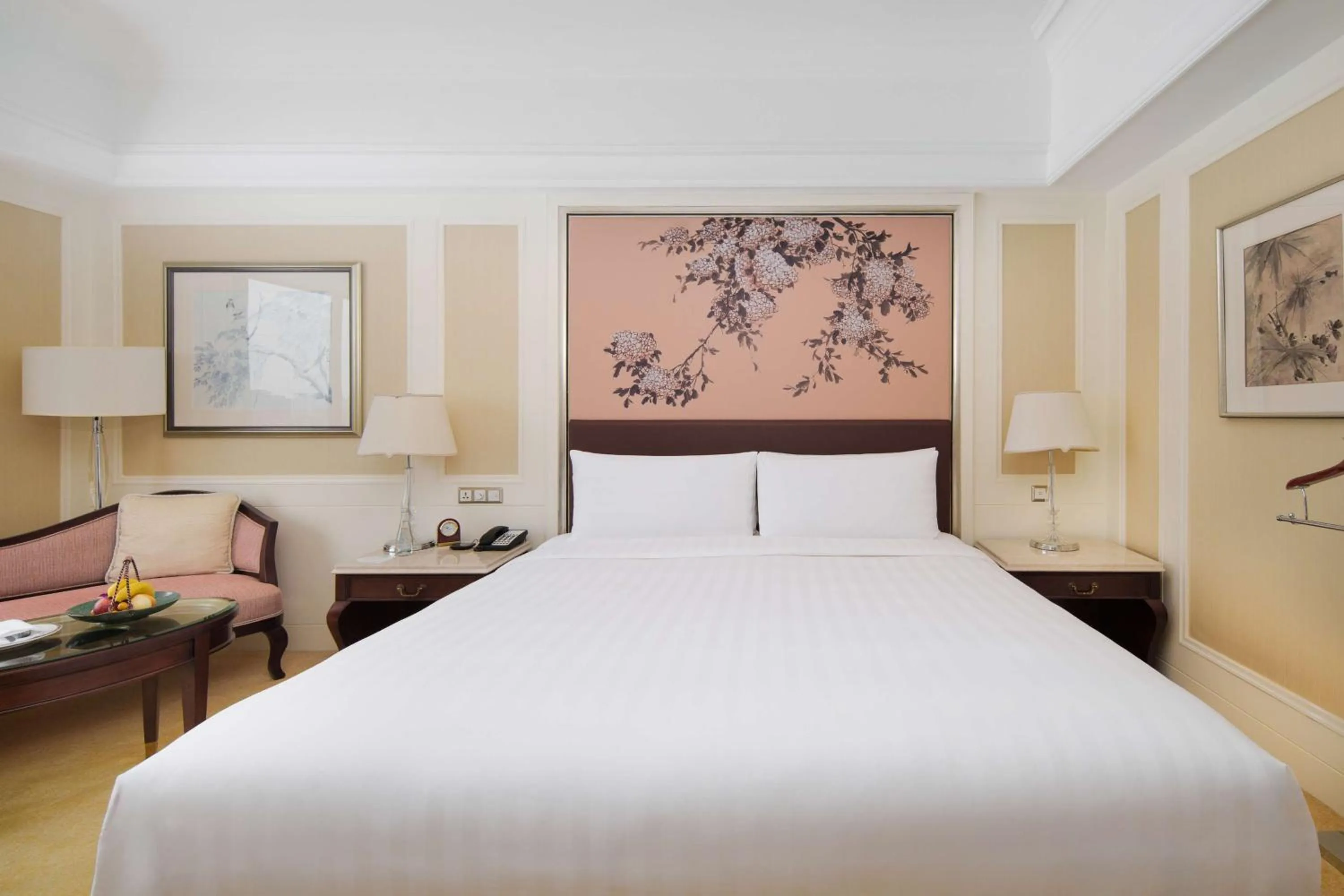 Bedroom, Bed in Pudong Shangri-La, Shanghai