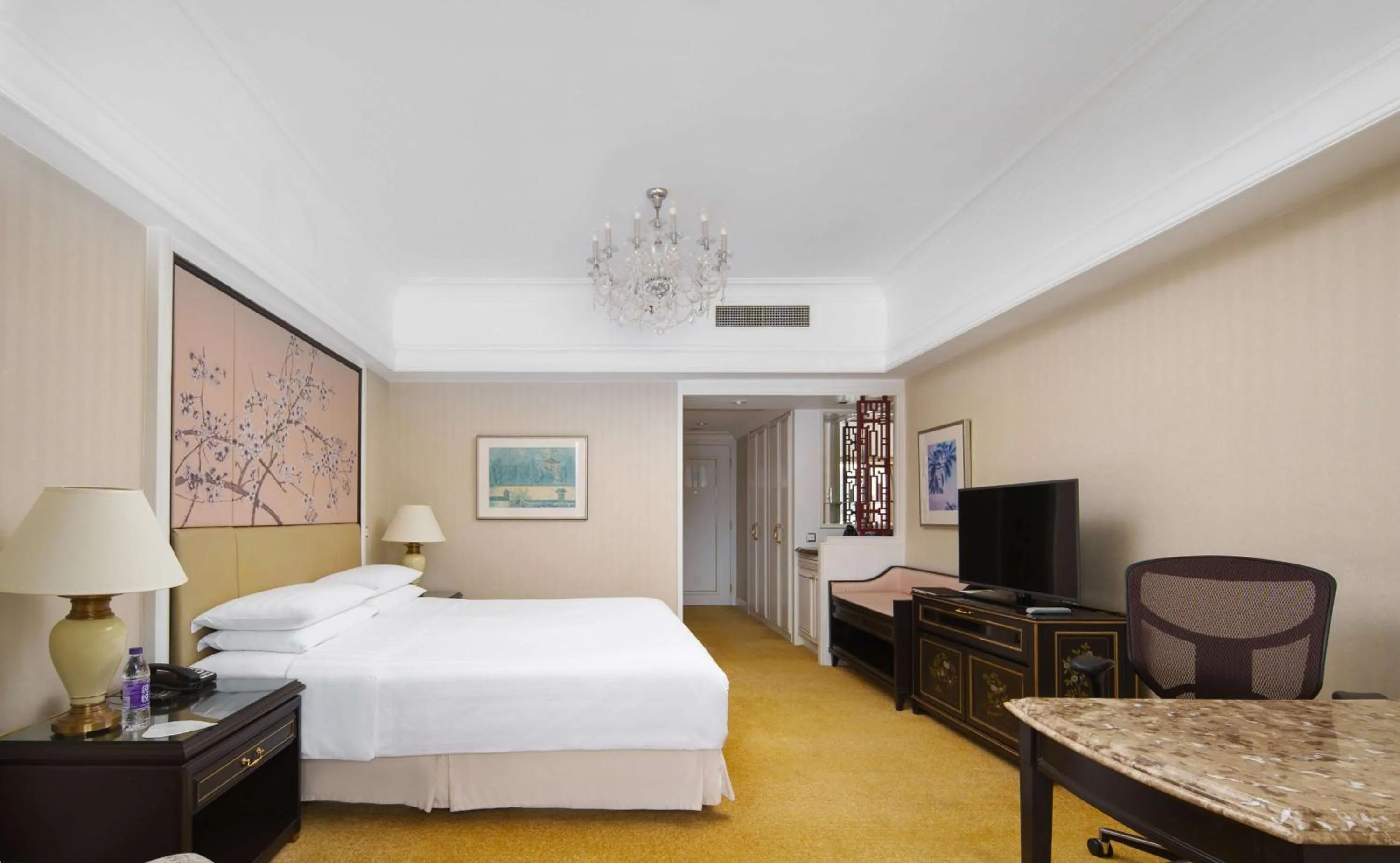 Bedroom, Bed in Pudong Shangri-La, Shanghai