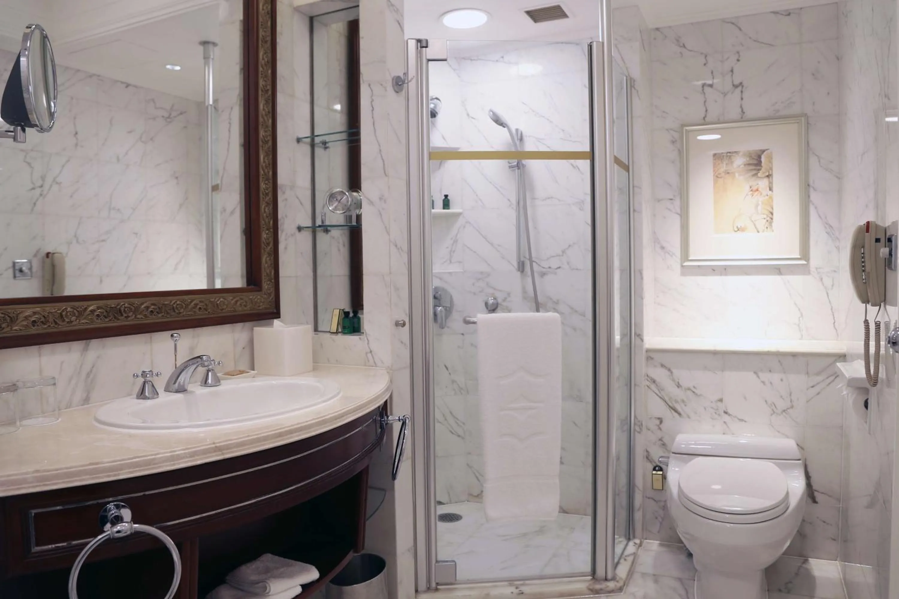 Bedroom in Pudong Shangri-La, Shanghai