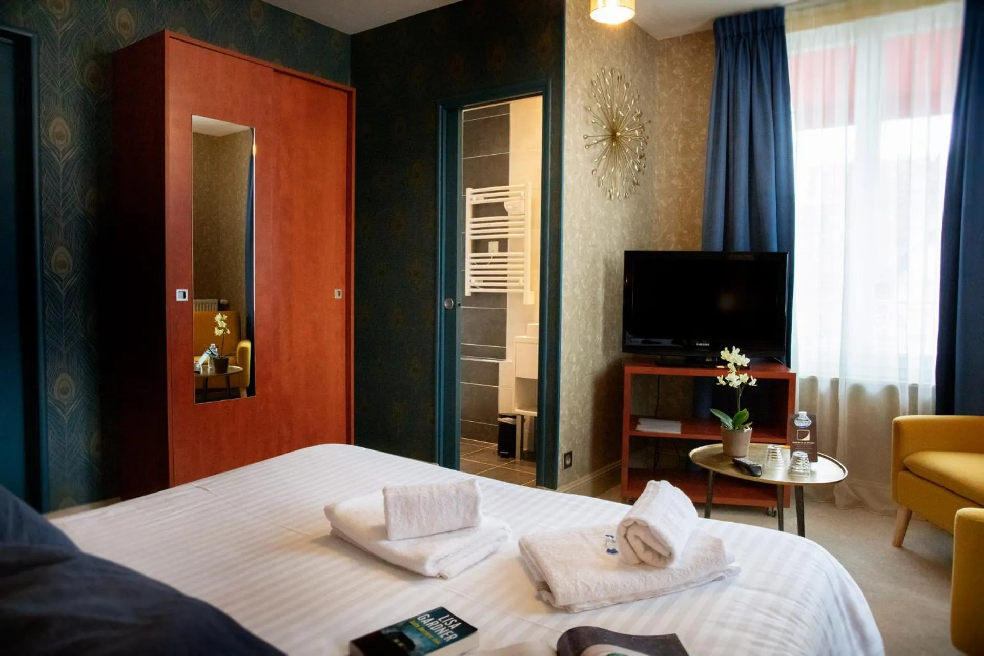 Photo of the whole room, Bed in Logis Hôtel La Brèche - Restaurant Berthelot