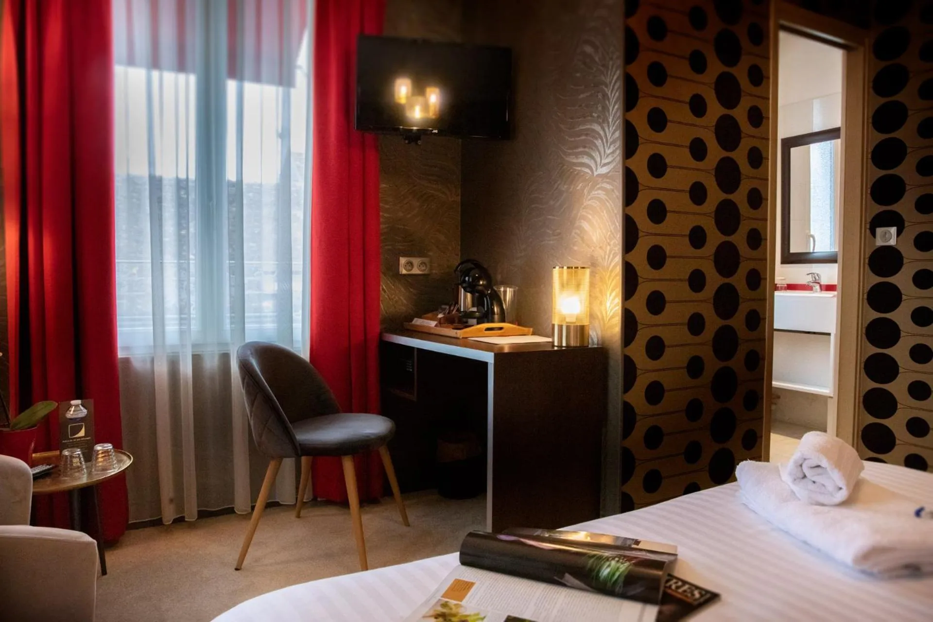 Photo of the whole room, Bed in Logis Hôtel La Brèche - Restaurant Berthelot