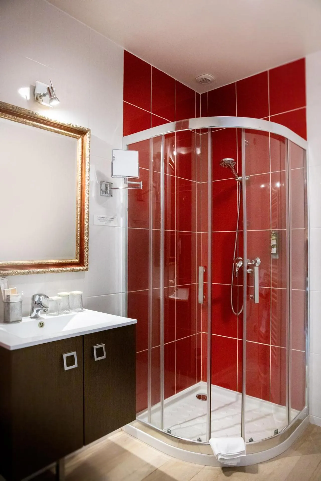 Bathroom in Logis Hôtel La Brèche - Restaurant Berthelot