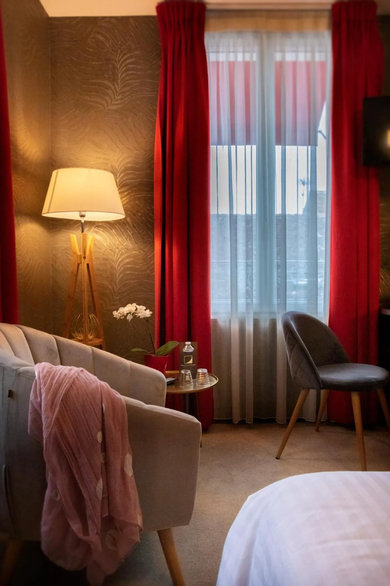 Seating area, Bed in Logis Hôtel La Brèche - Restaurant Berthelot