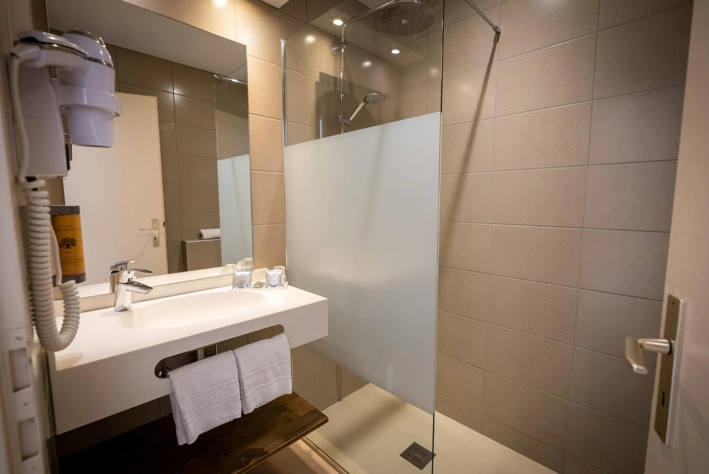 Shower in Logis Hôtel de la Tour