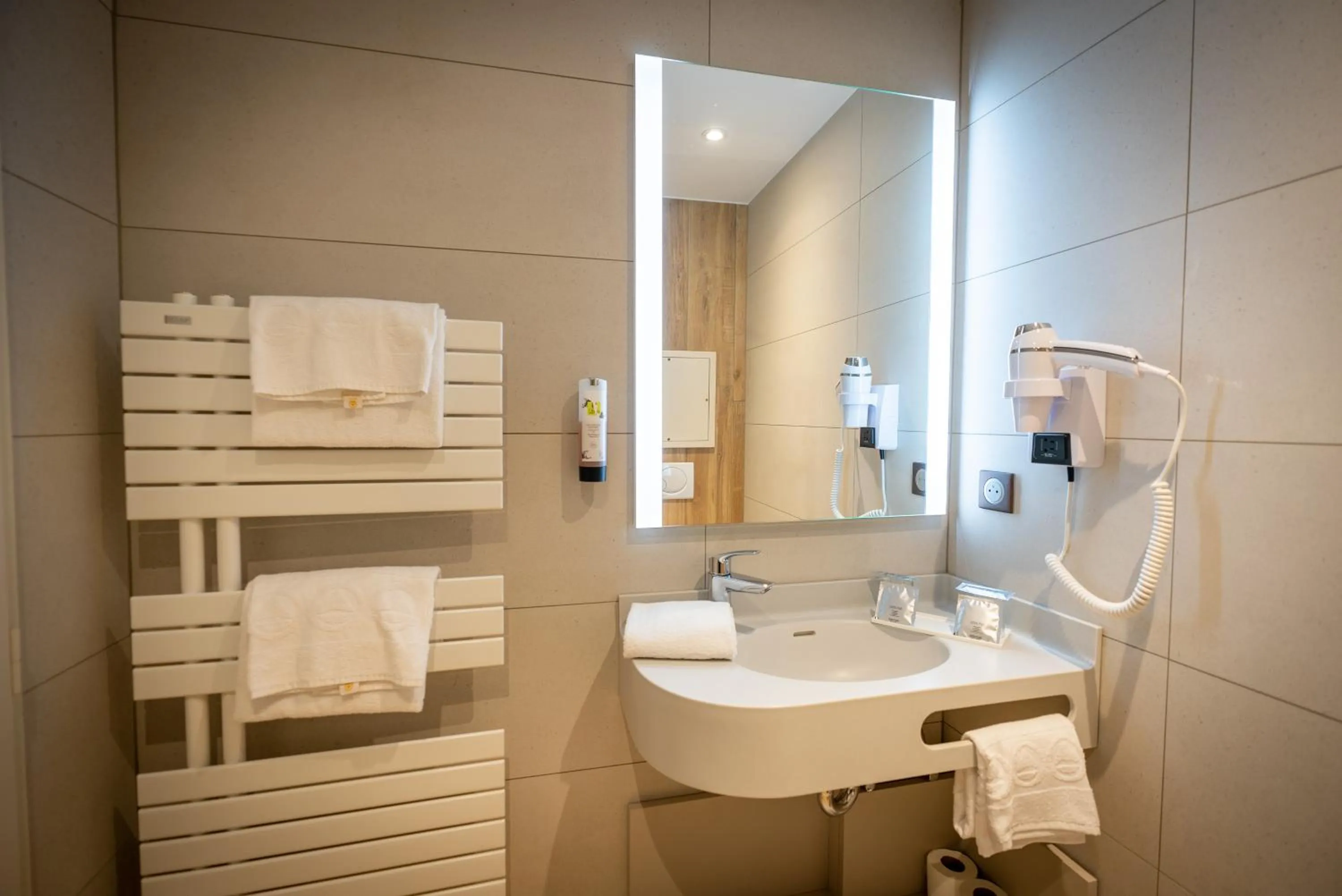 Bathroom in Logis Hôtel de la Tour
