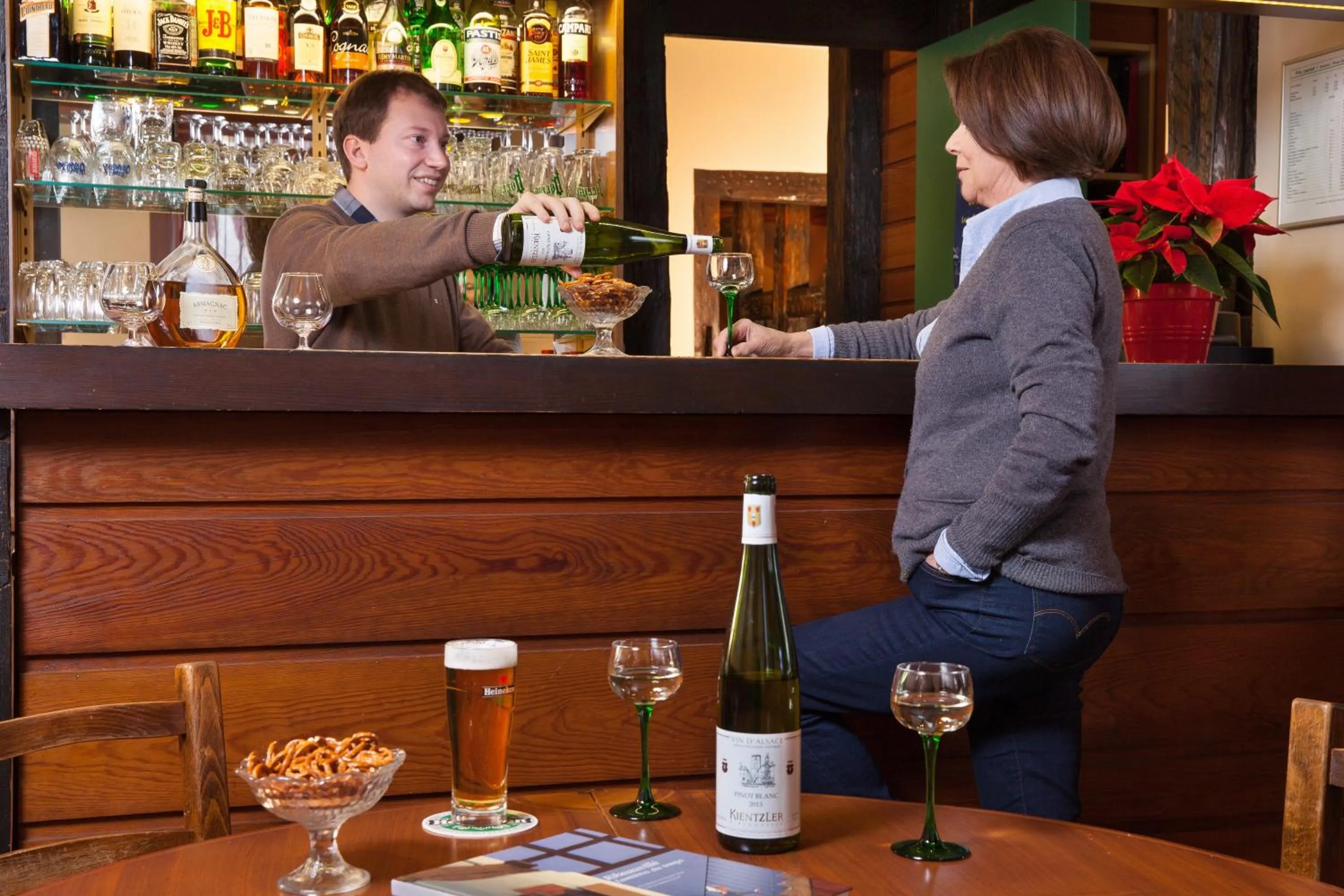 Lounge or bar in Logis Hôtel de la Tour