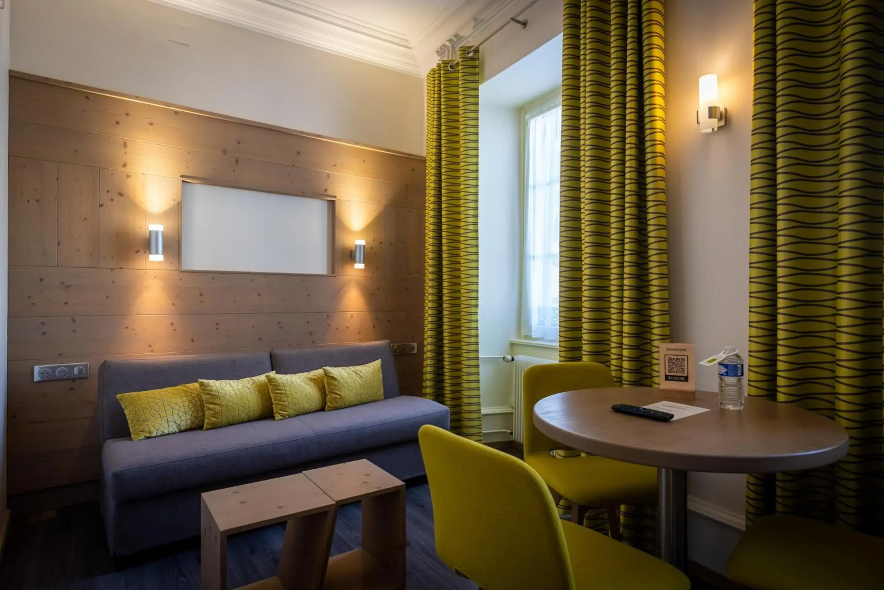 Superior Double Room with Sofa & View - single occupancy in Logis Hôtel de la Tour Superior Double Room with Sofa & View - single occupancy in Logis Hôtel de la Tour