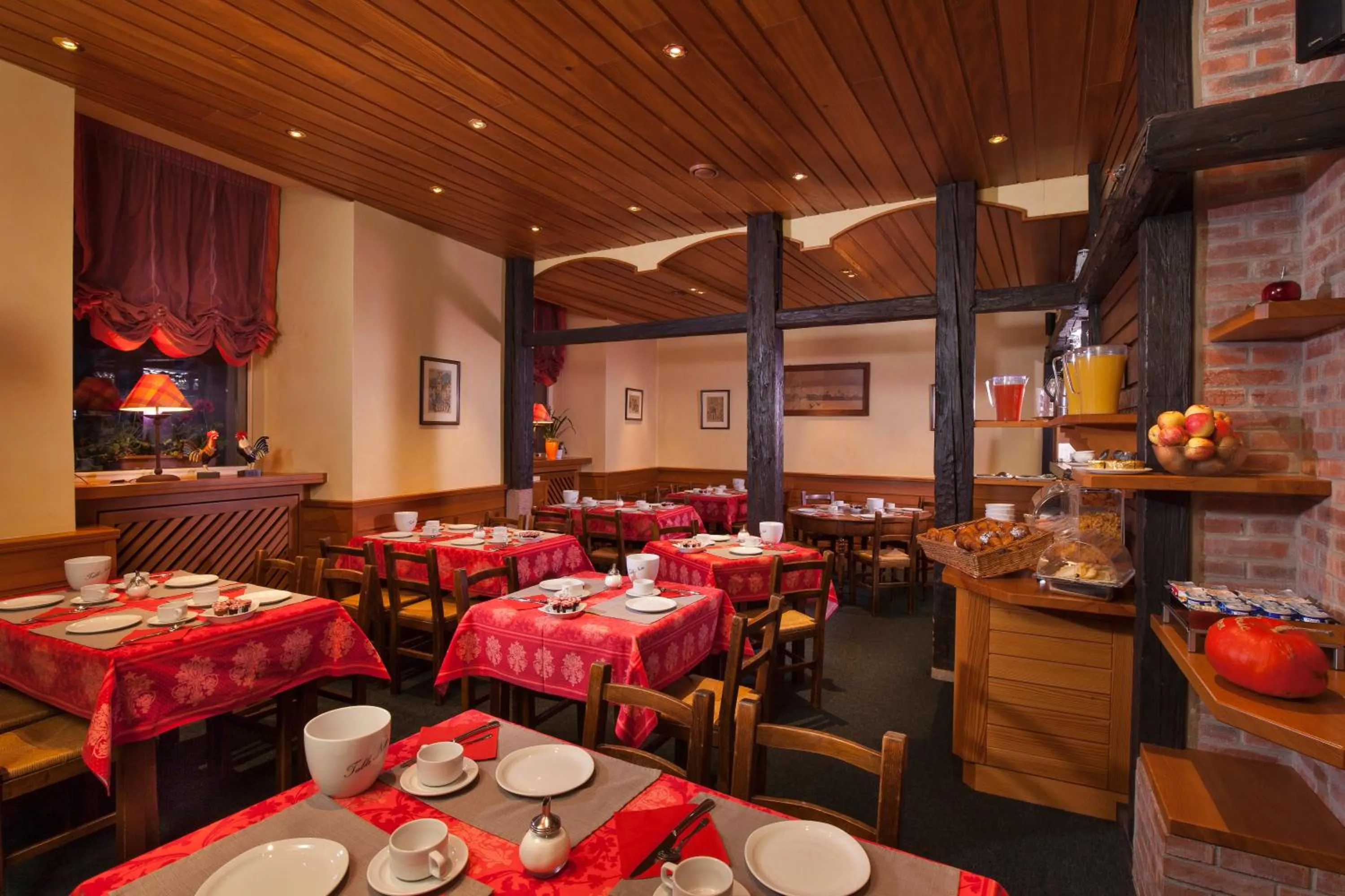 Lobby or reception in Logis Hôtel de la Tour