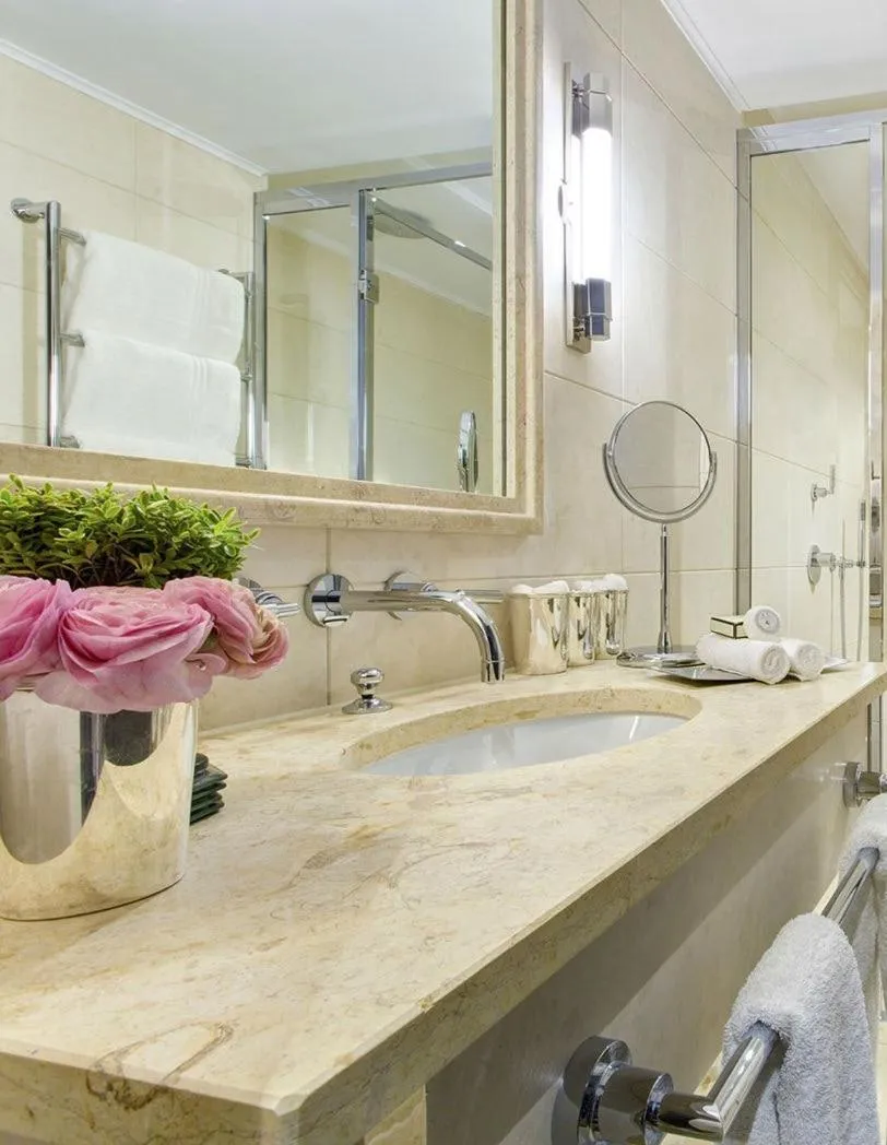 Bathroom in The Franklin London - Starhotels Collezione