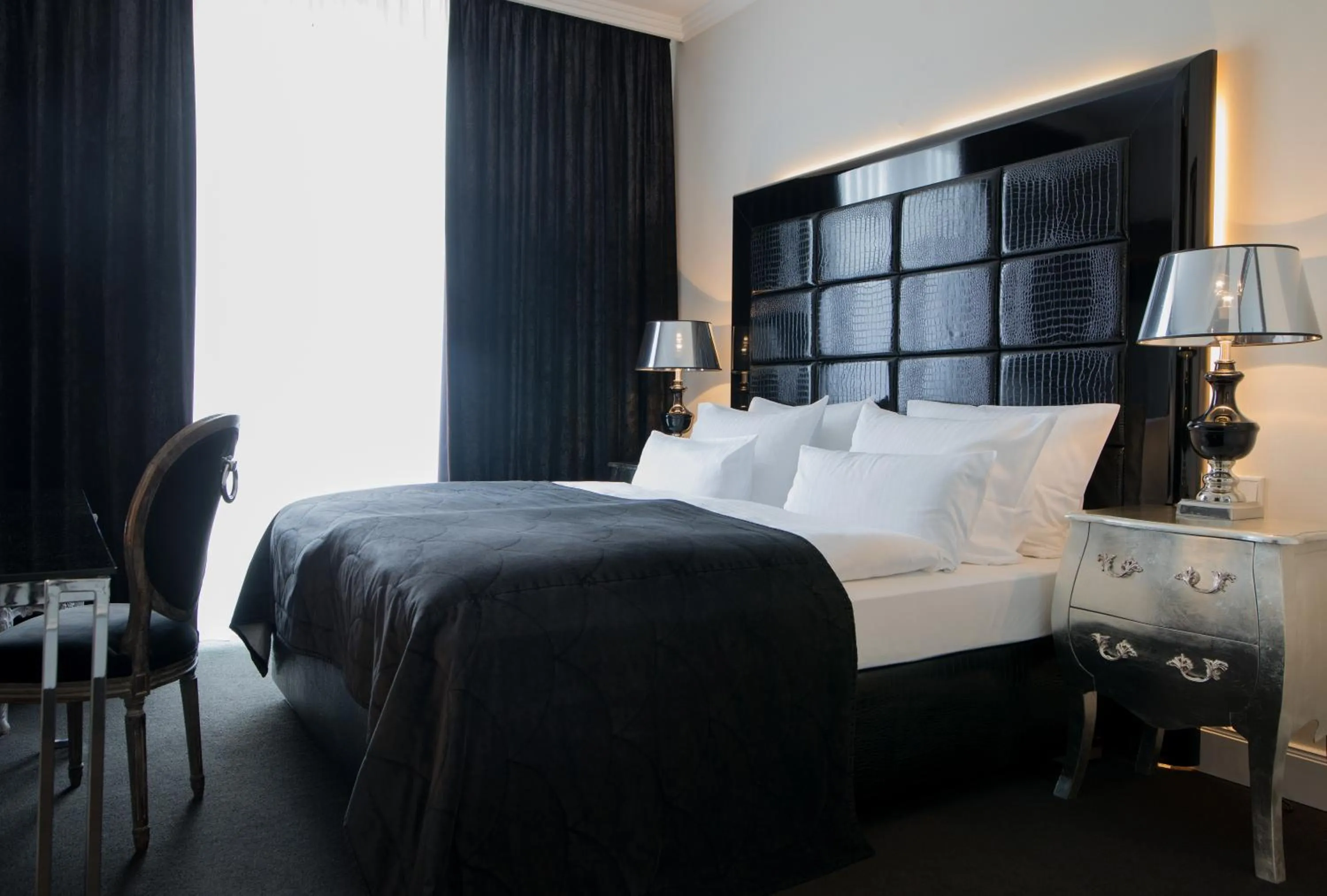 Photo of the whole room, Bed in König`s Hotel am Schlosspark