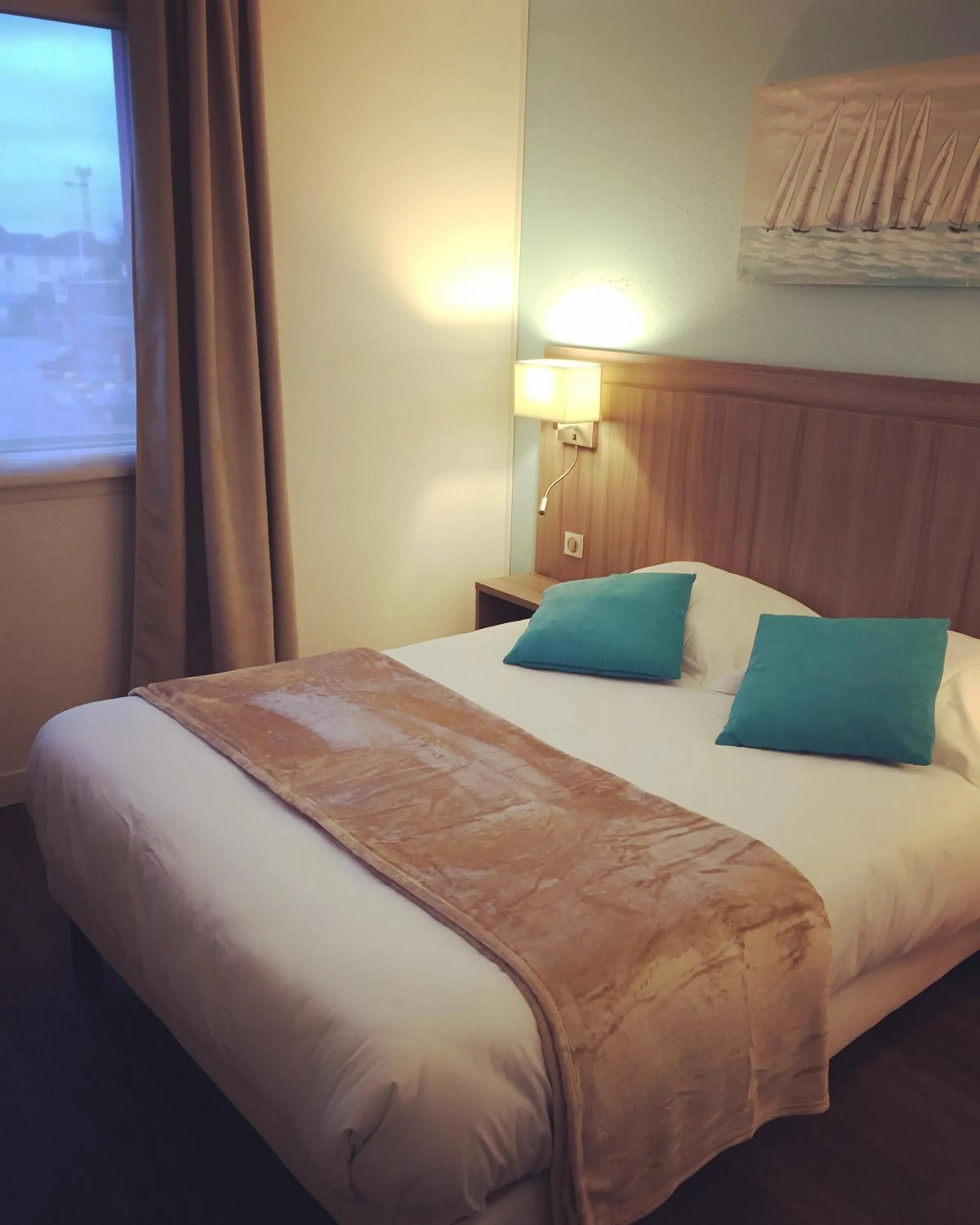 Photo of the whole room, Bed in Hôtel Restaurant L'Evidence