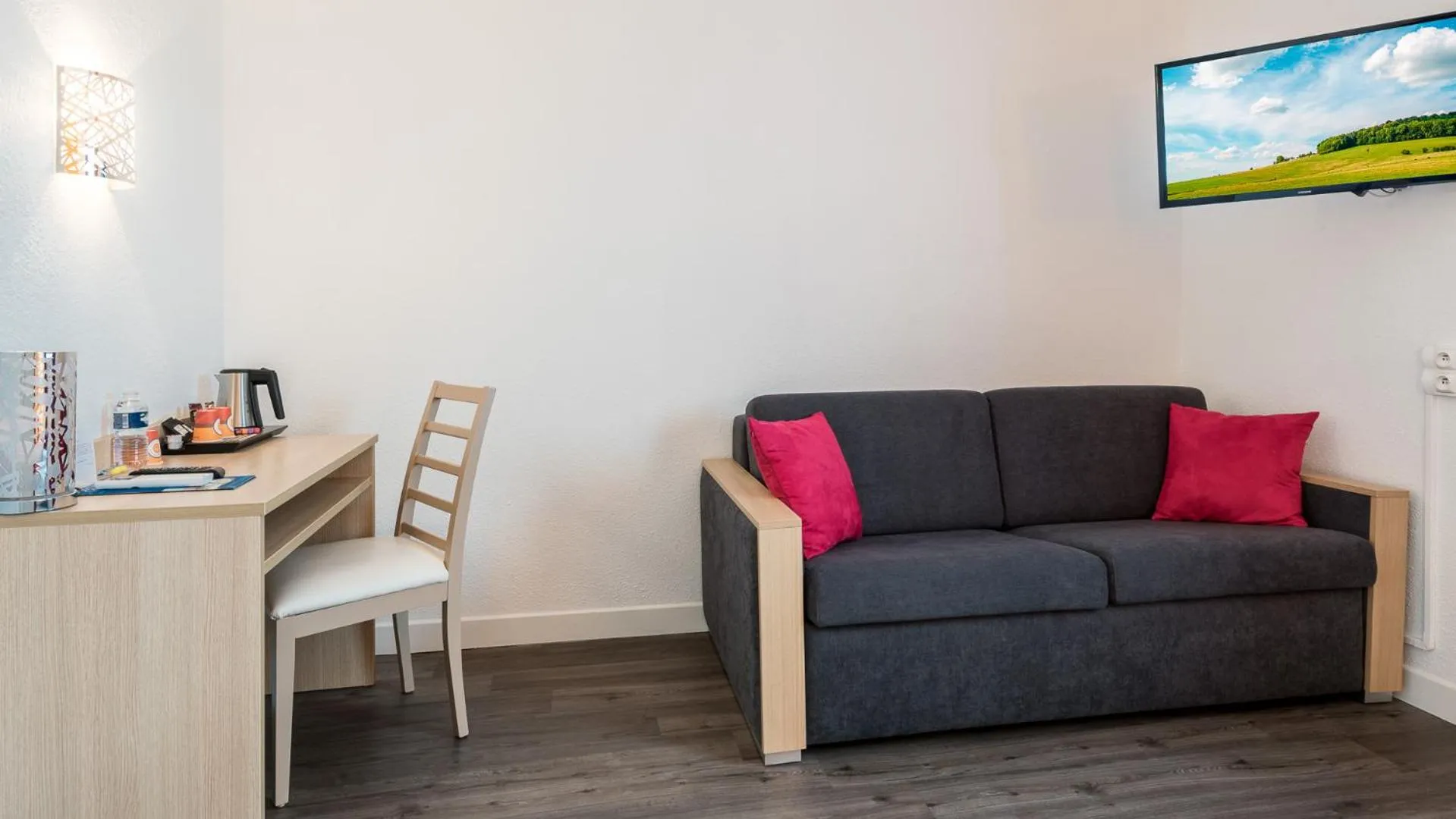 Photo of the whole room in Hôtel Restaurant L'Evidence