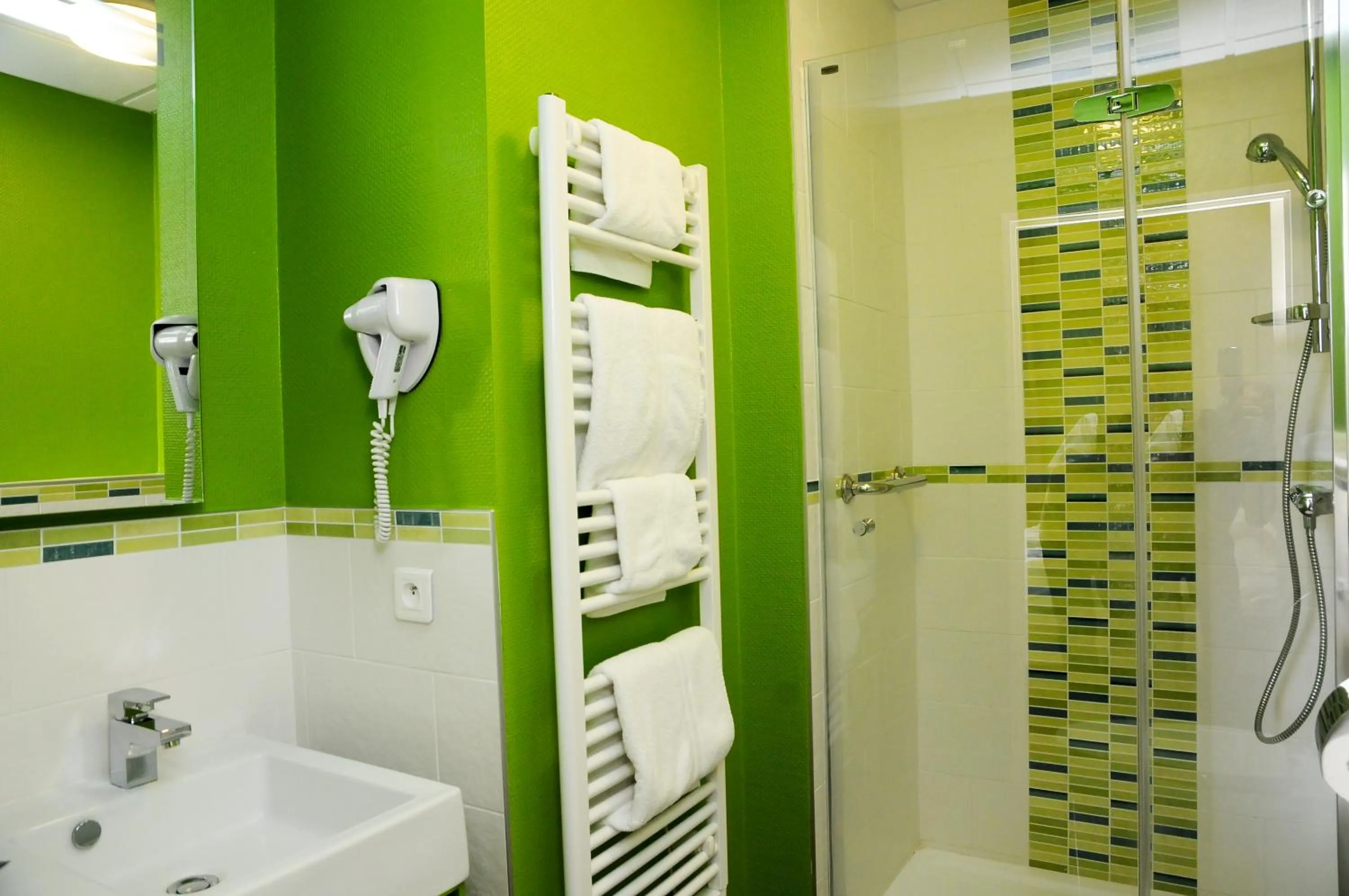 Shower in Garden & City Luxeuil Ex Le Métropole et Les Thermes