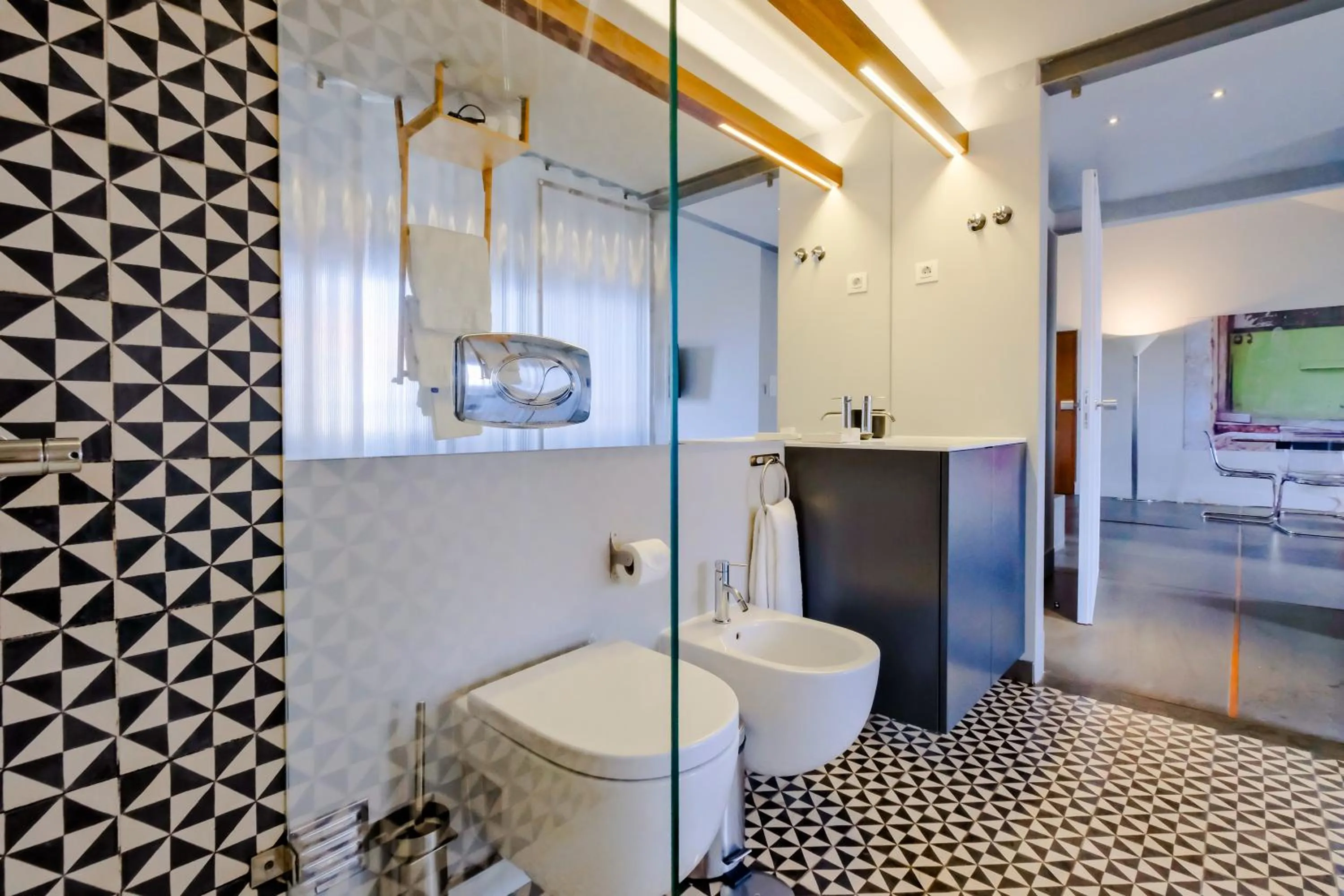 Shower in Chiado Arty Flats