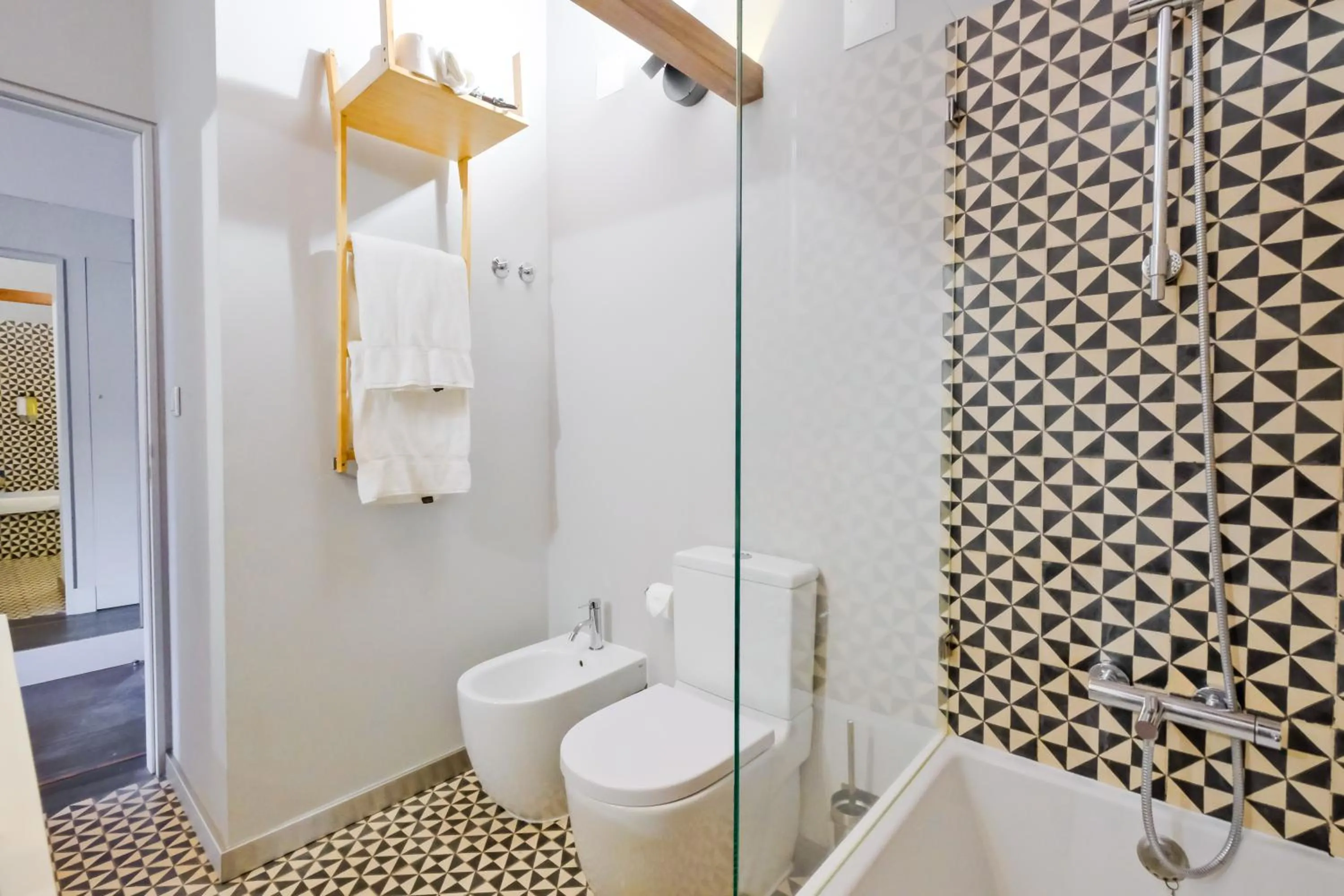 Shower in Chiado Arty Flats