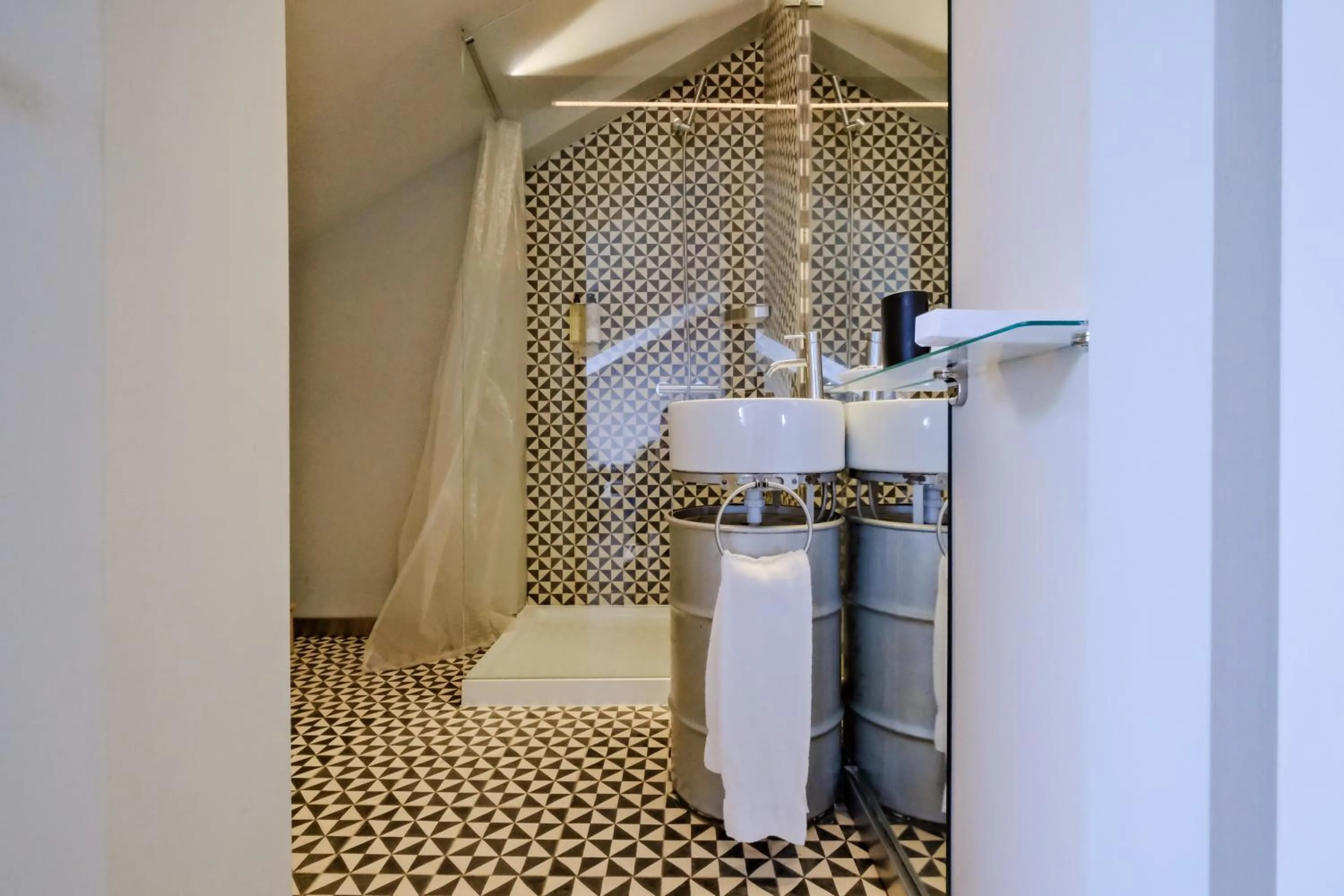 Bathroom, Bed in Chiado Arty Flats