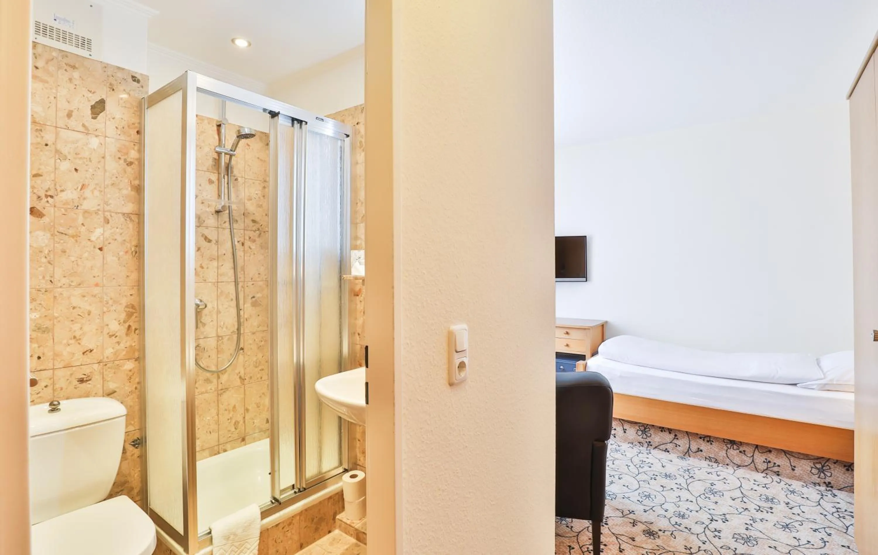 Bathroom, Bed in Villa am Meer