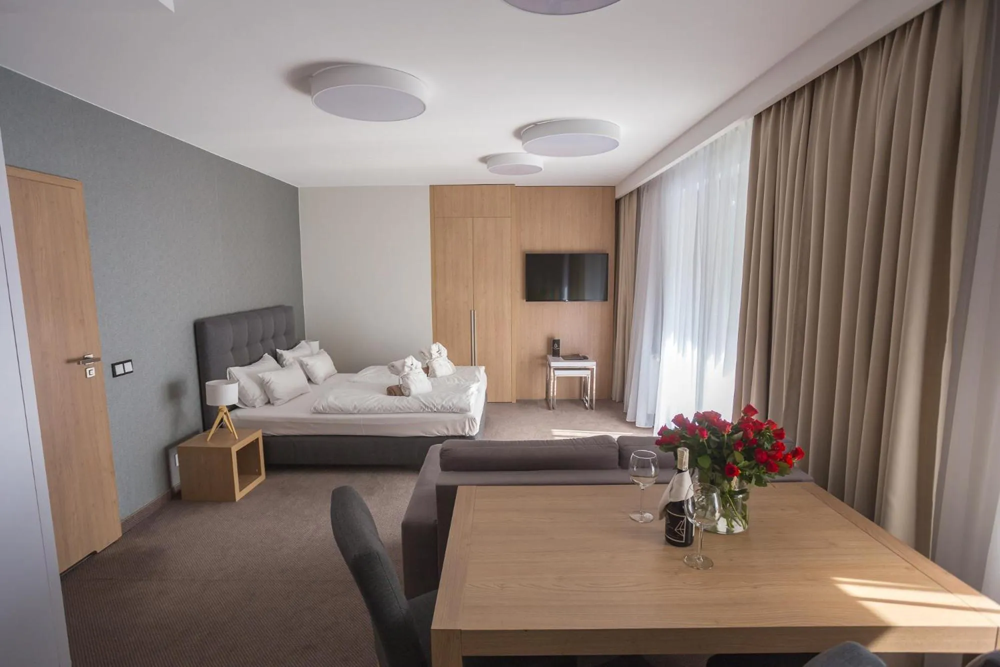 Communal lounge/ TV room, Bed in Czarny Kamień Resort & SPA