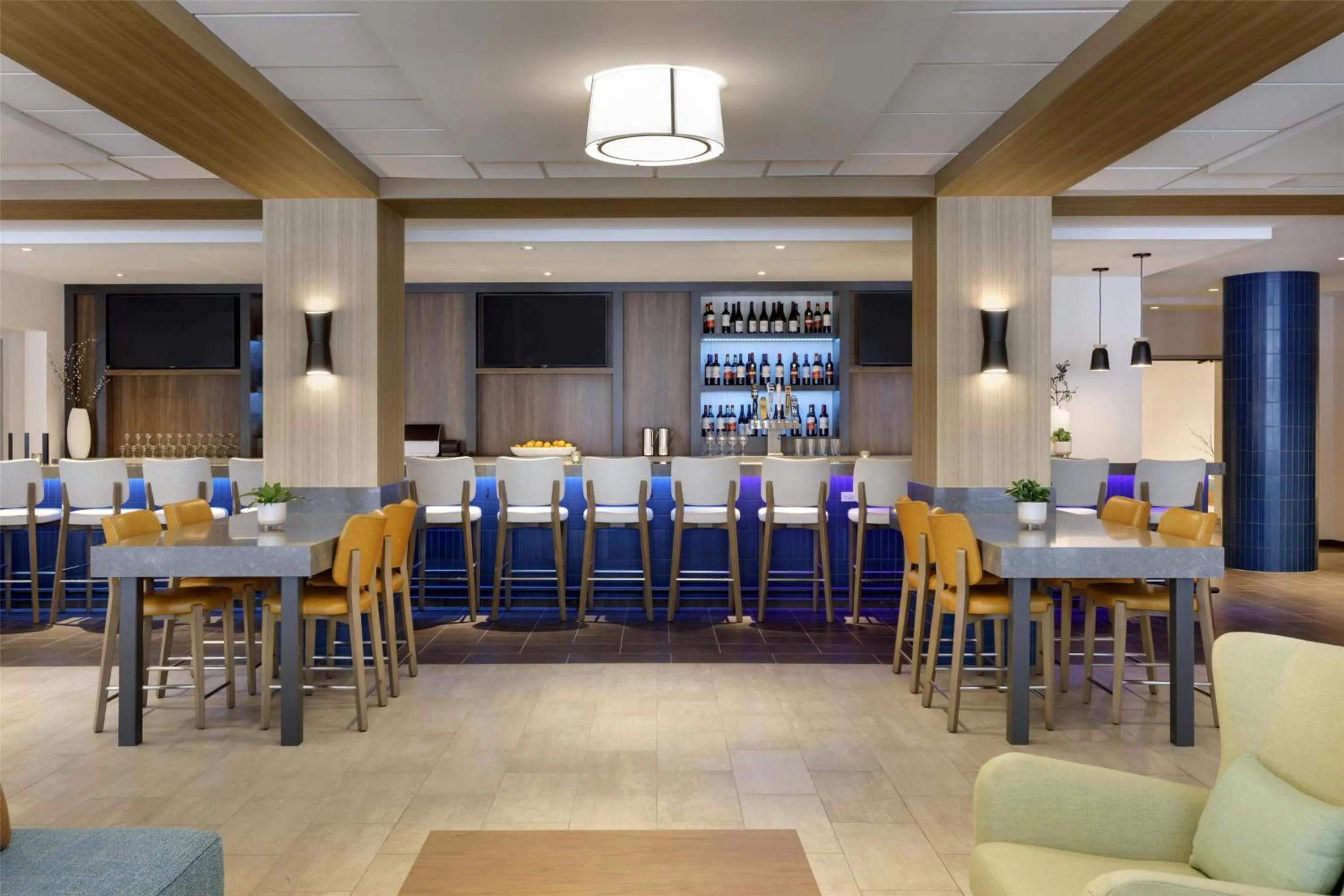 Lounge or bar in Hilton Garden Inn LAX Los Angeles Airport
