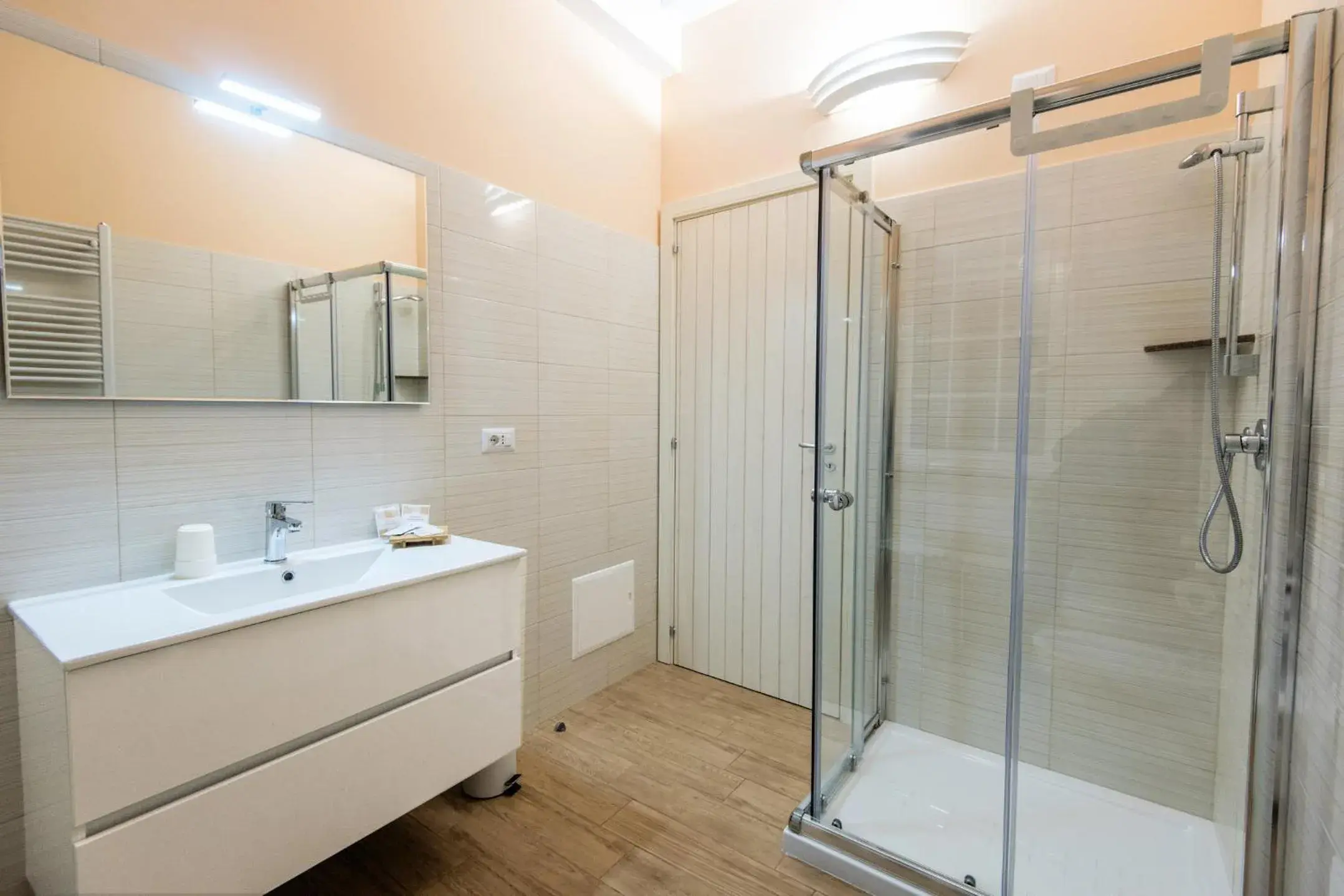 Large Double Room in Le Camelie Large Double Room in Le Camelie