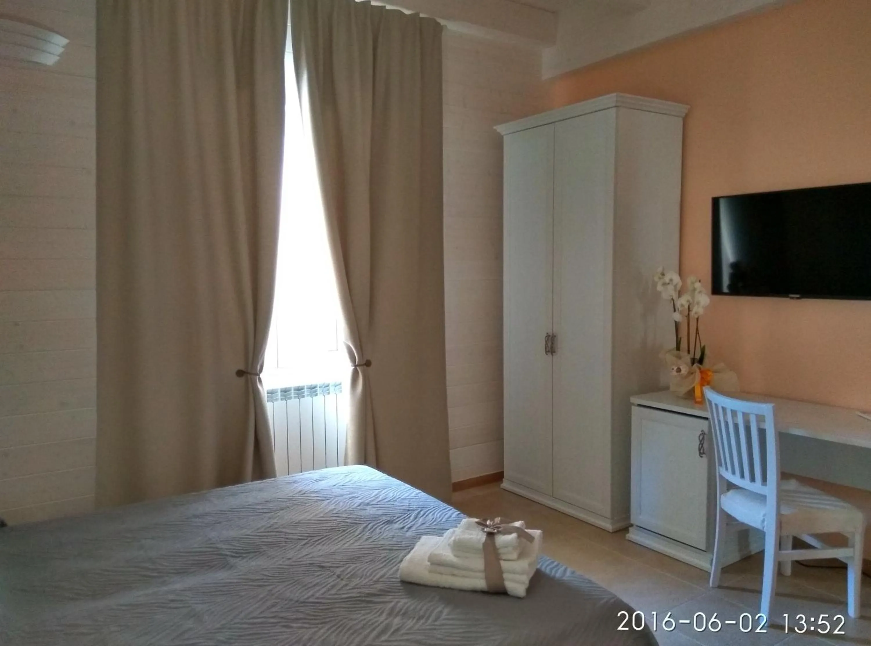 Photo of the whole room, Bed in Le Camelie