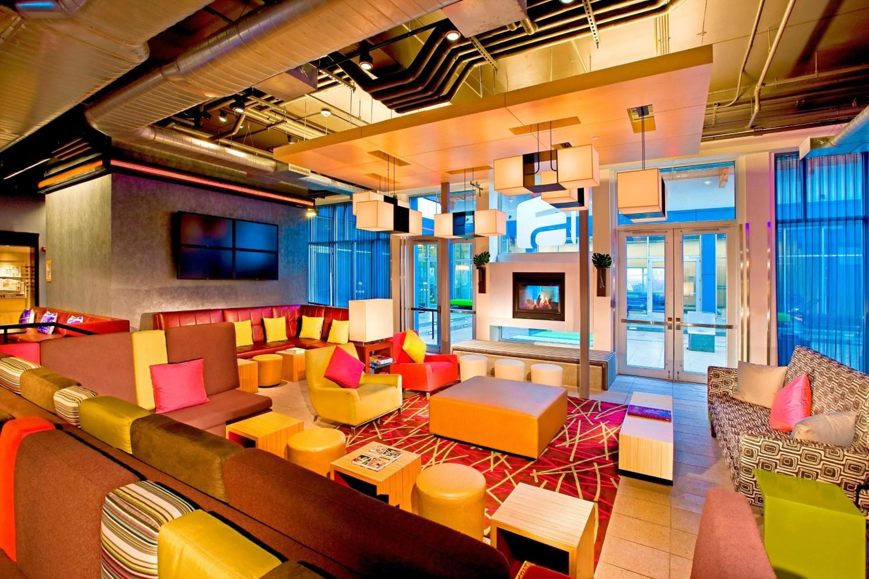 Lounge or bar in Aloft Mount Laurel