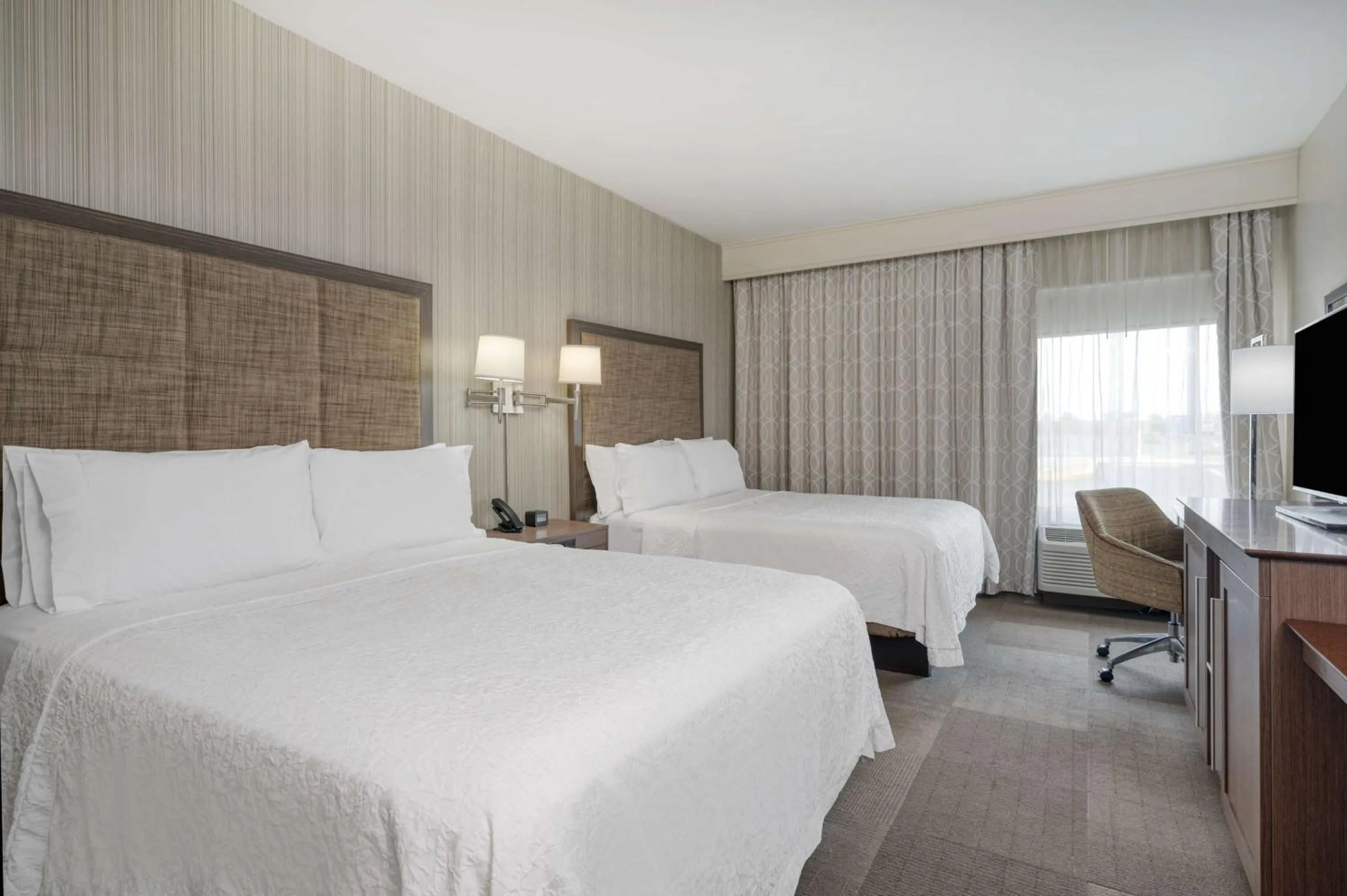 Bed in Hampton Inn St. Louis/Collinsville