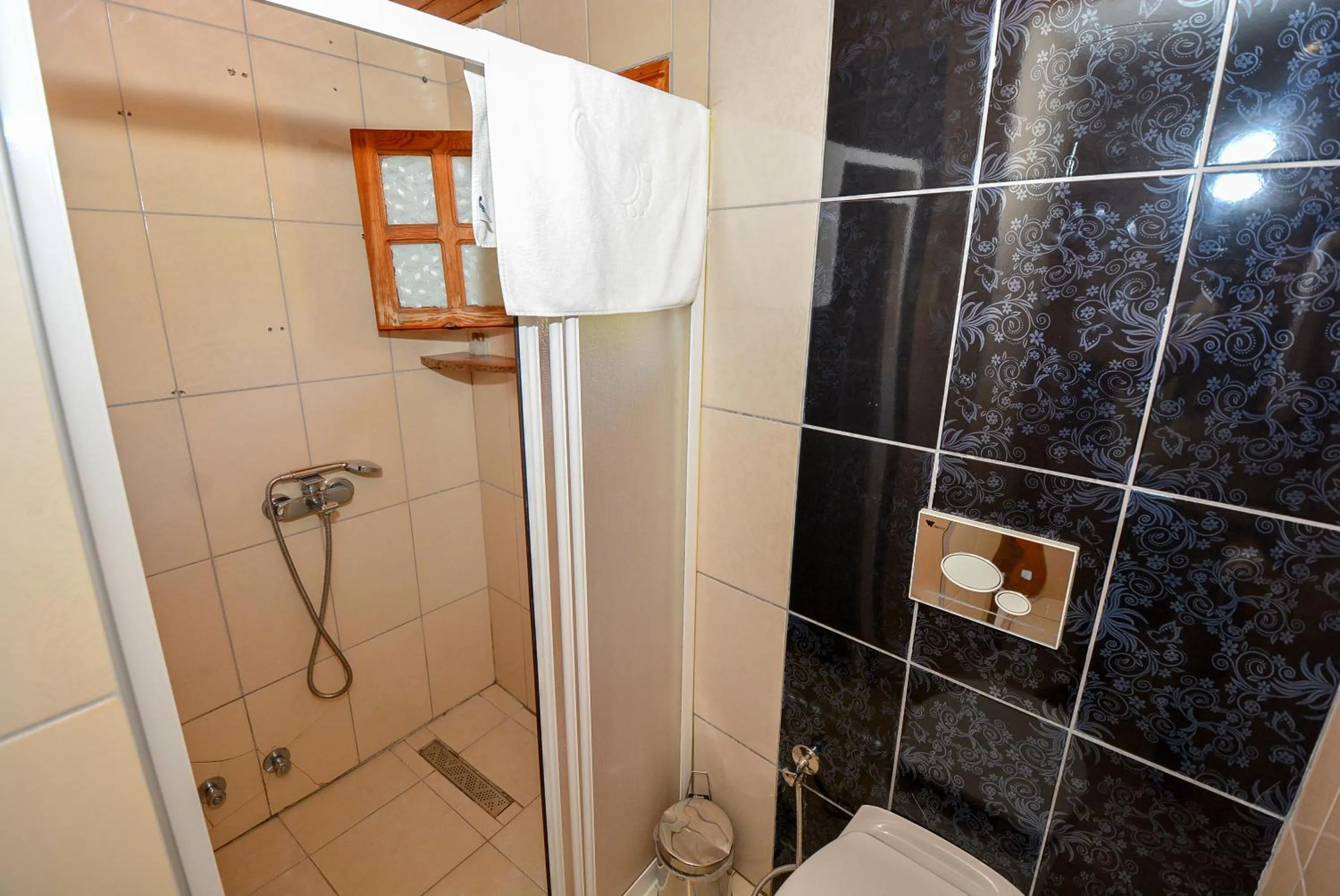Shower in Otel Wood House