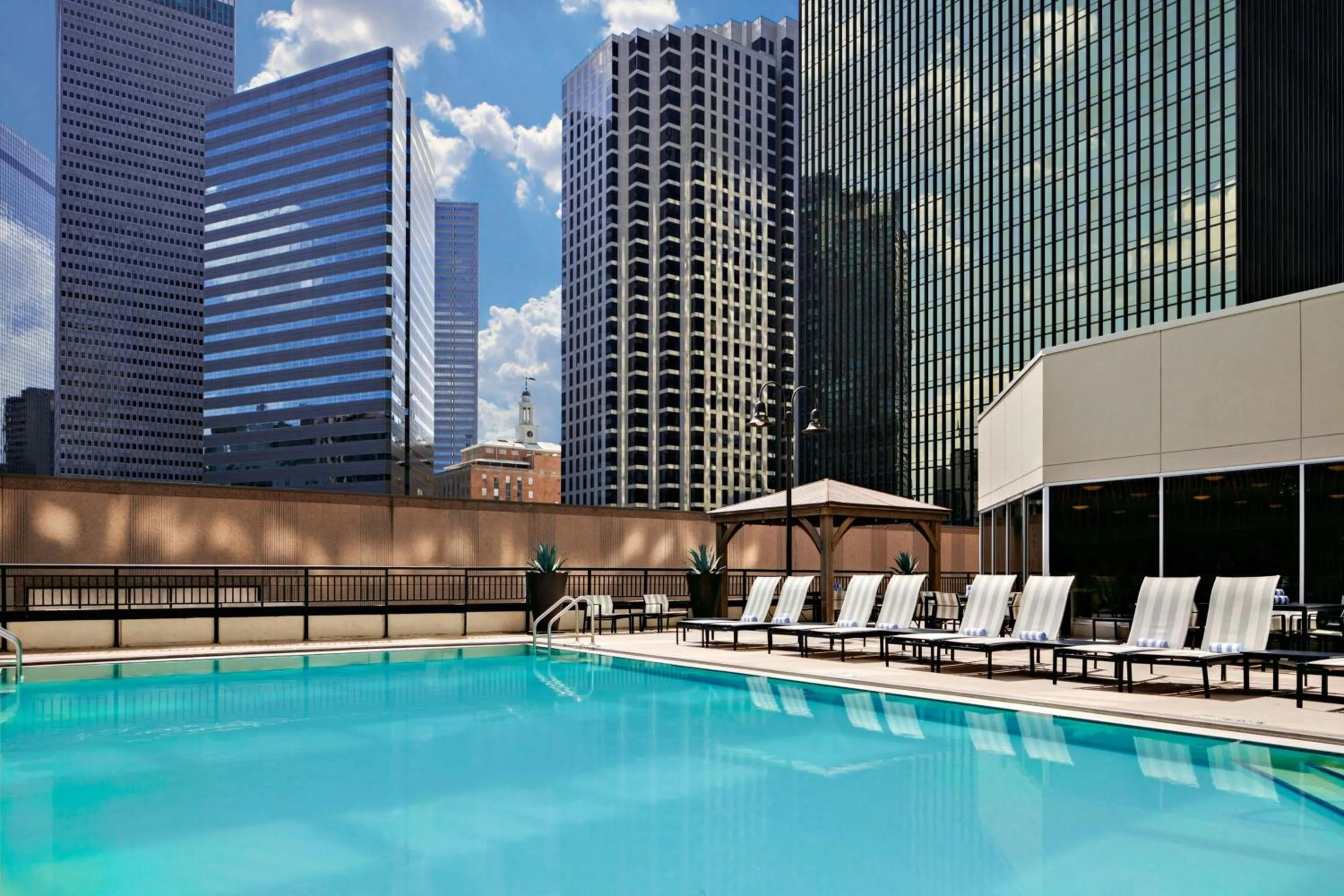 Swimming pool in Sheraton Dallas Hotel