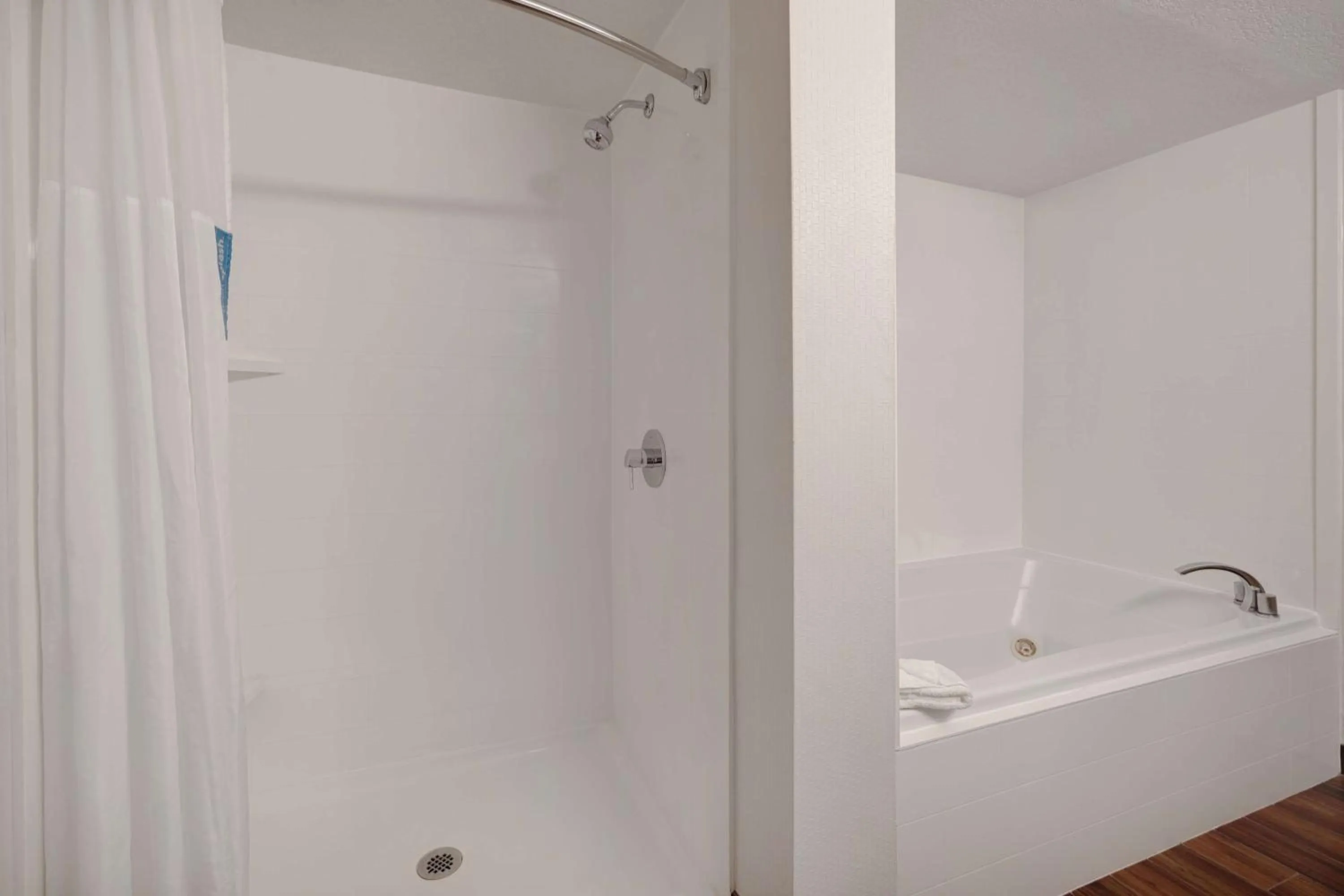 Bathroom in Hampton Inn by Hilton in Hot Springs, Arkansas