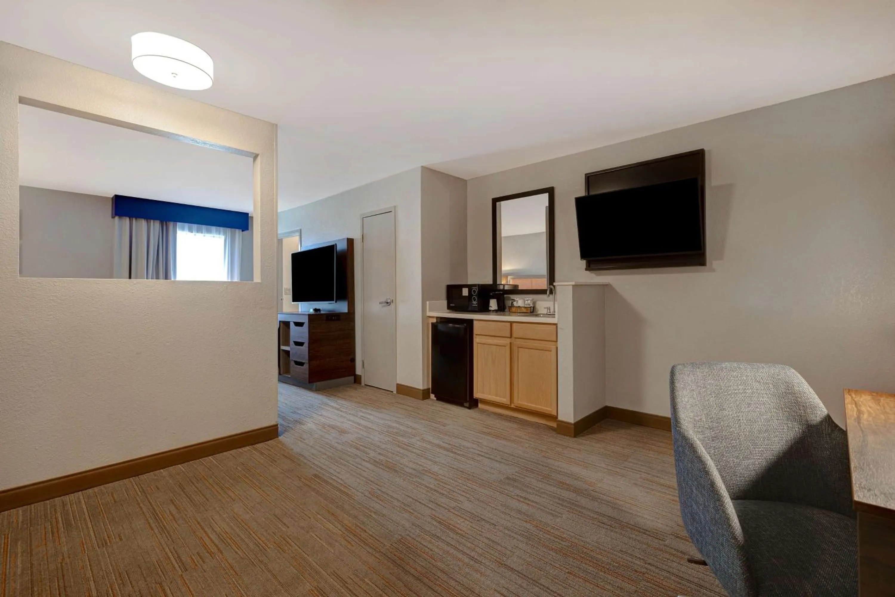 Living room in Hampton Inn by Hilton in Hot Springs, Arkansas